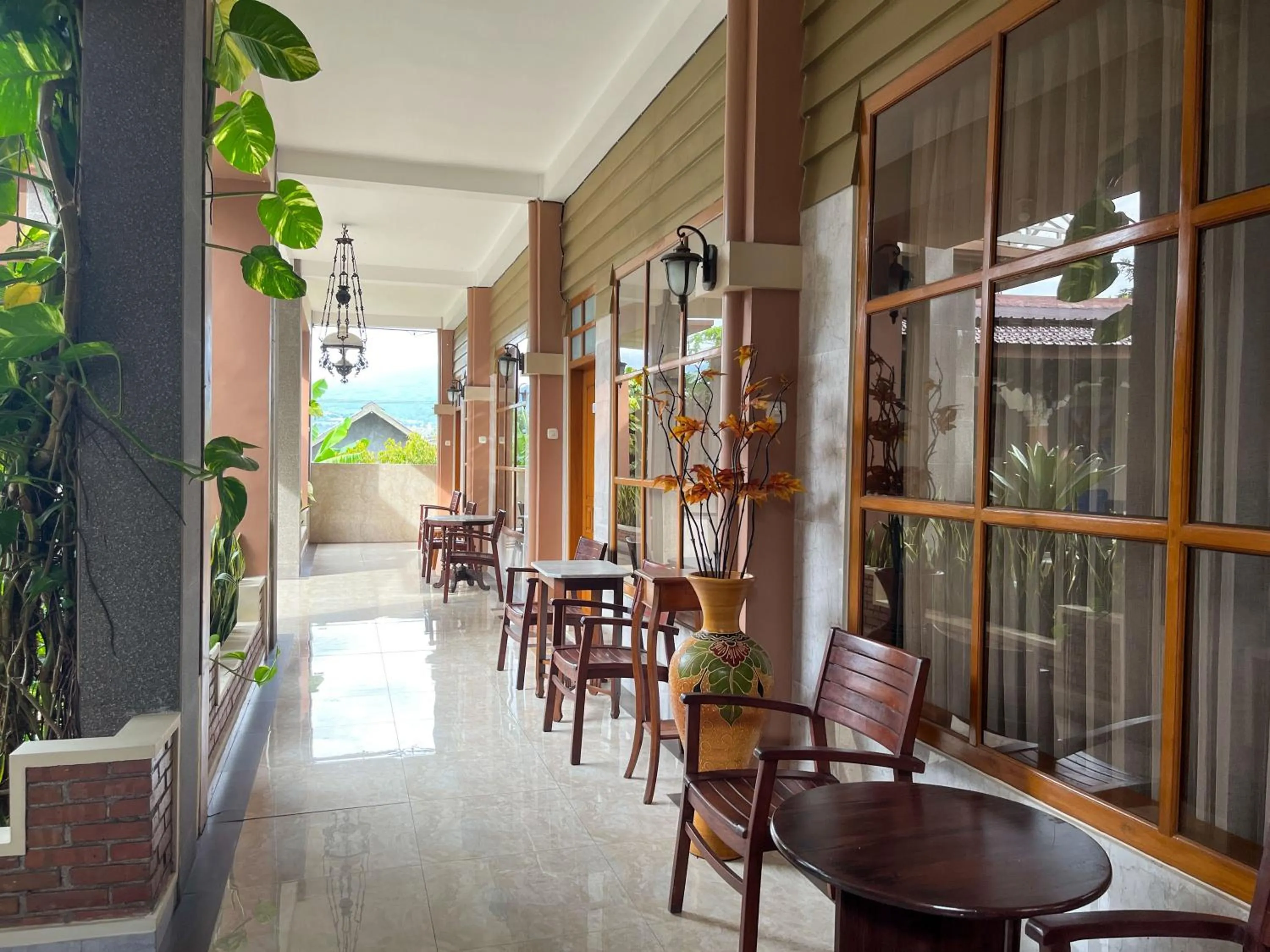 Seating area in Urbanview Syariah Hotel Kanigara Batu