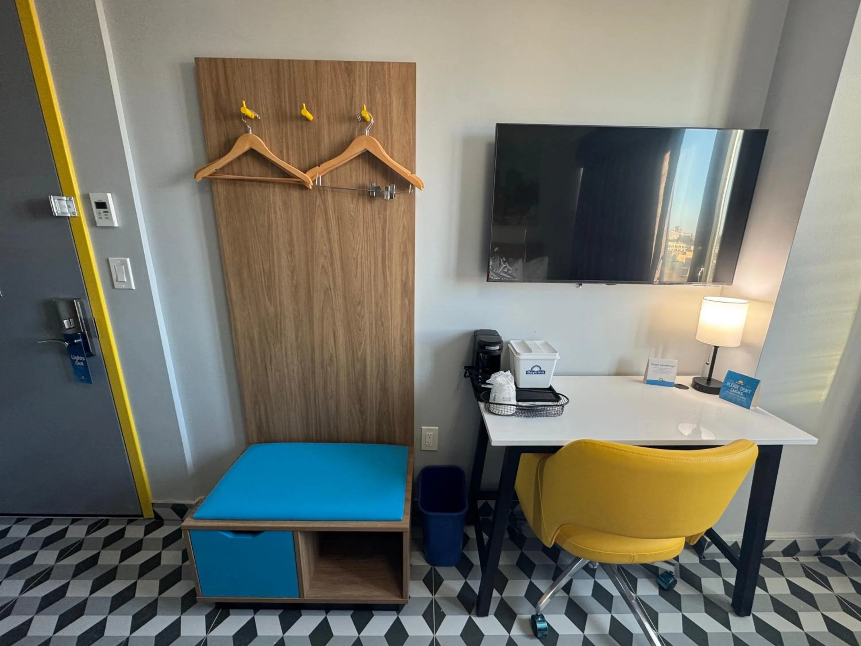 TV and multimedia in Days Inn by Wyndham New York Chinatown