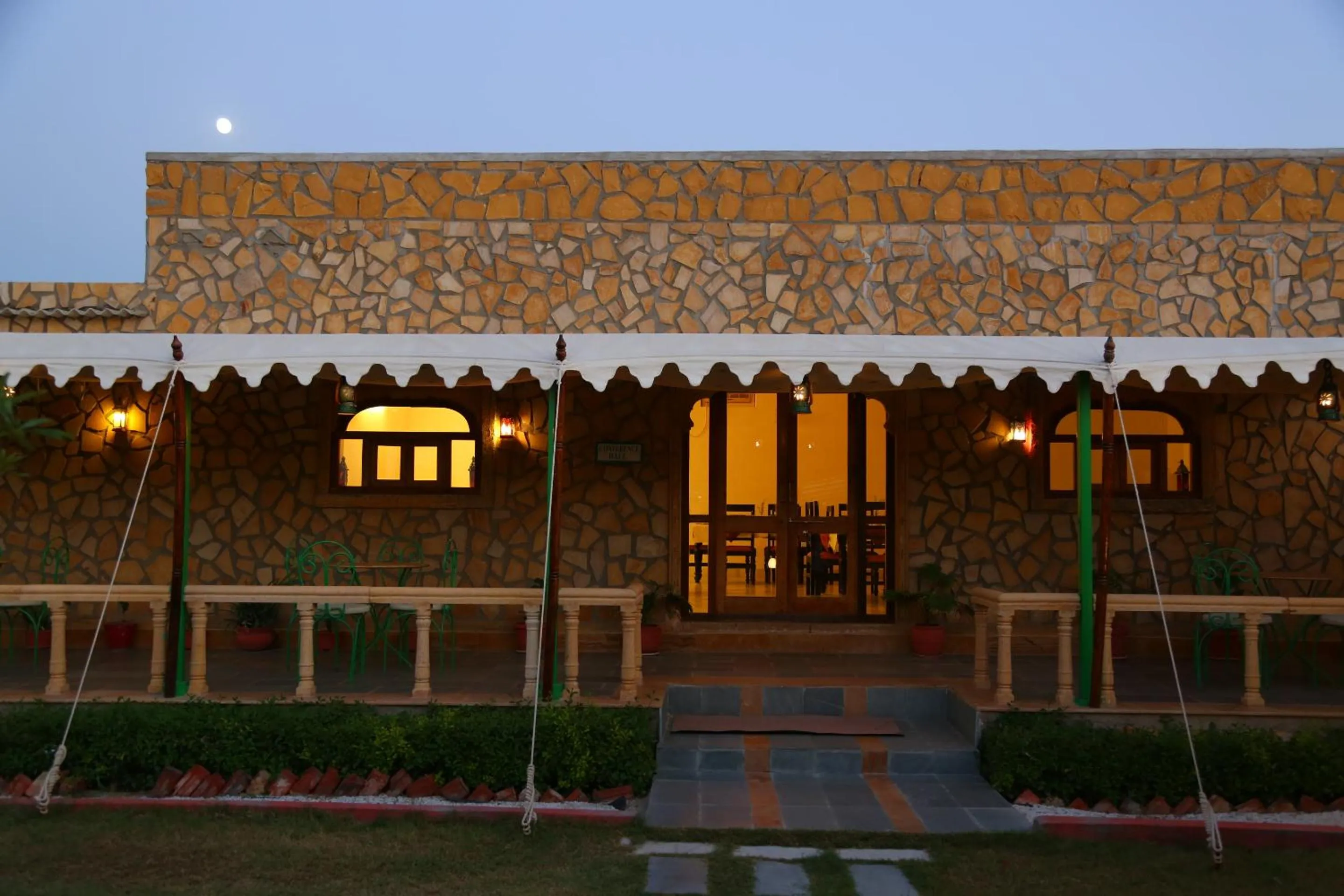 Restaurant/places to eat in The Mama's Resort & Camp