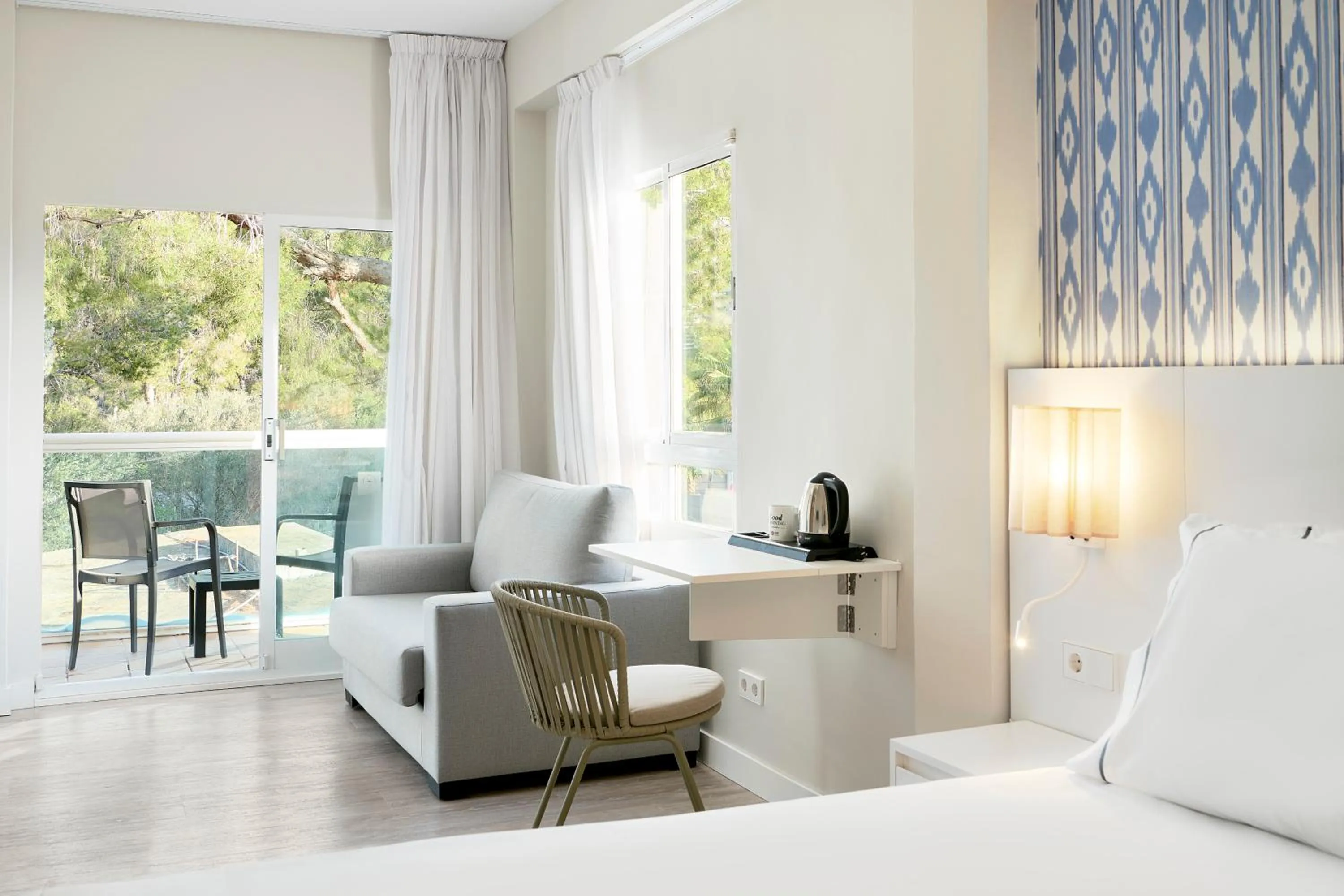 Living room, Bed in Exe Portals Nous