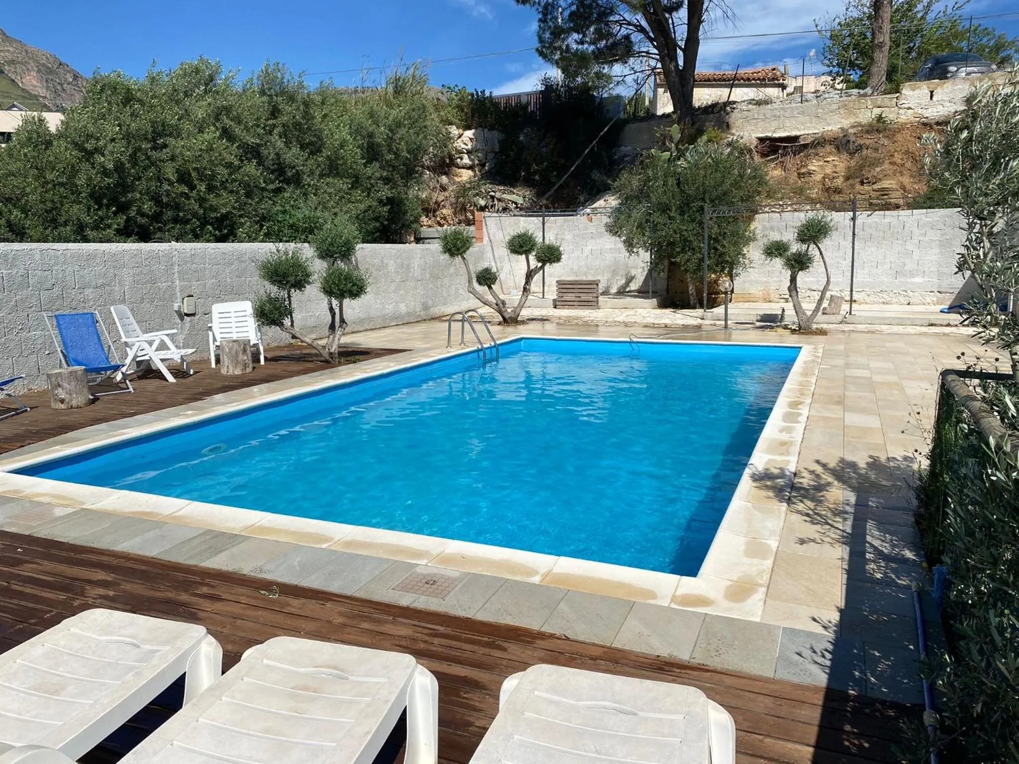 Swimming pool in B&B Pelagos