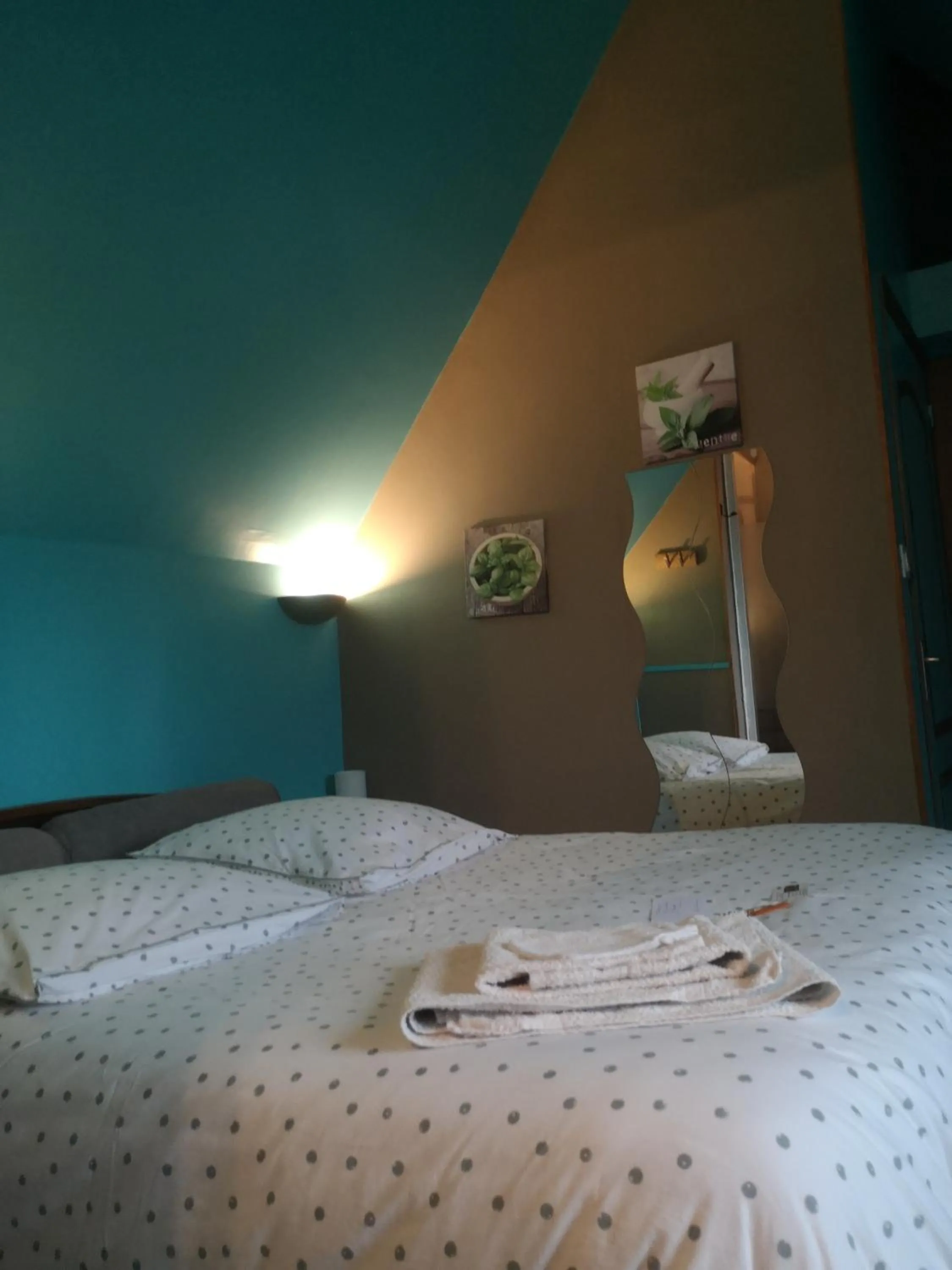 Pool view, Bed in B&B Le Relais de Chantecor