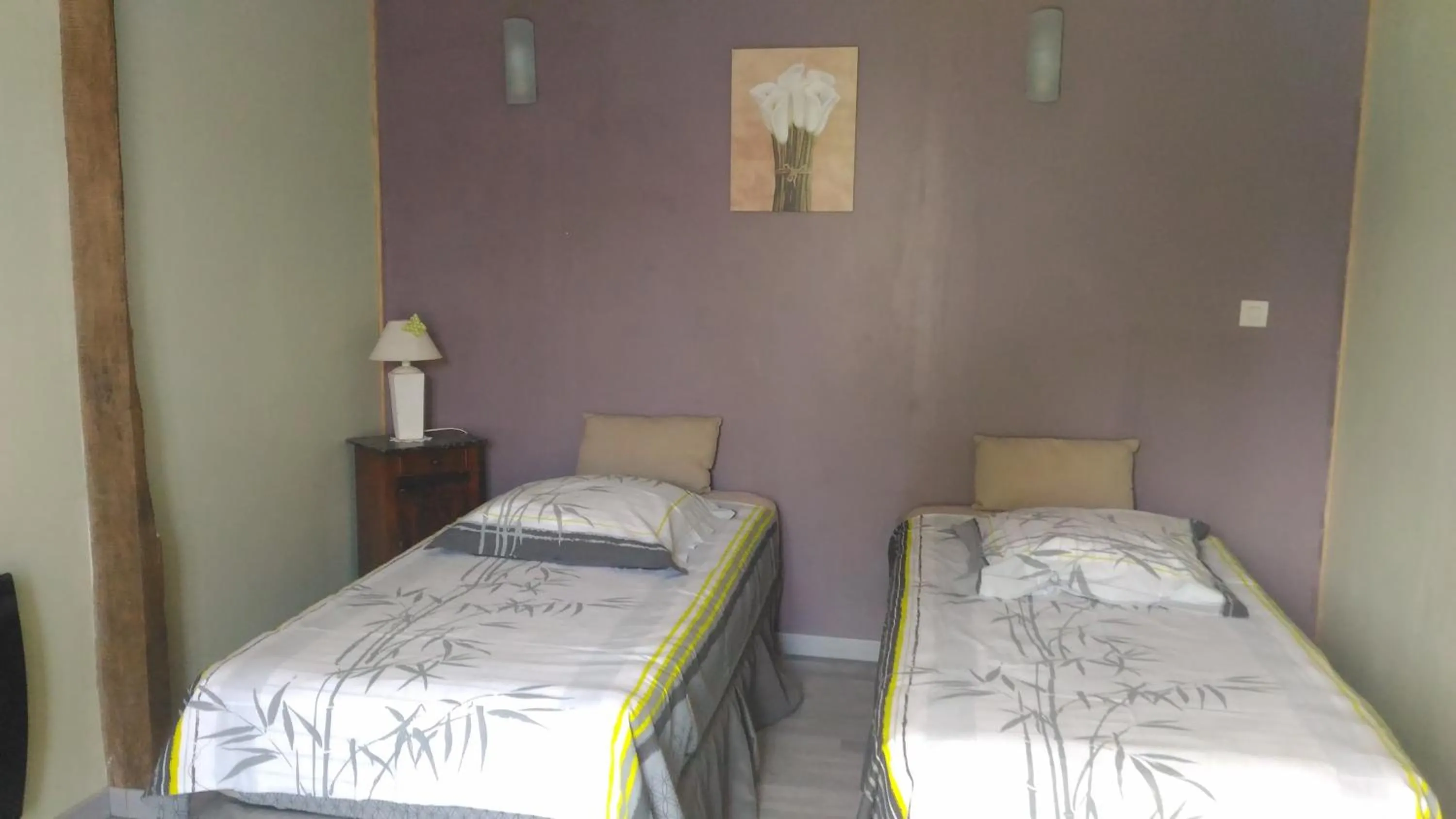 Bed in B&B Le Relais de Chantecor