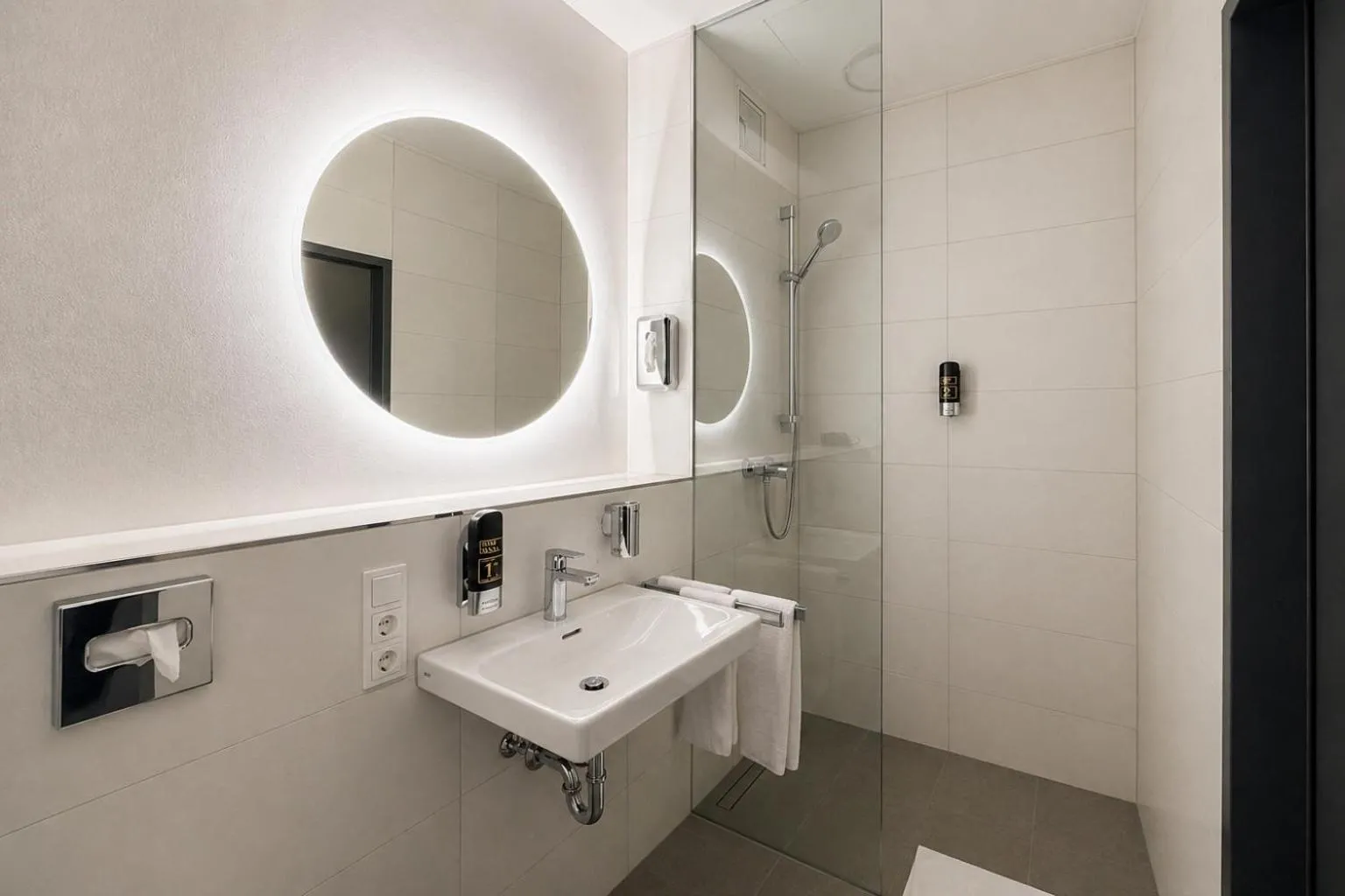 Shower in Lillys Hotel München