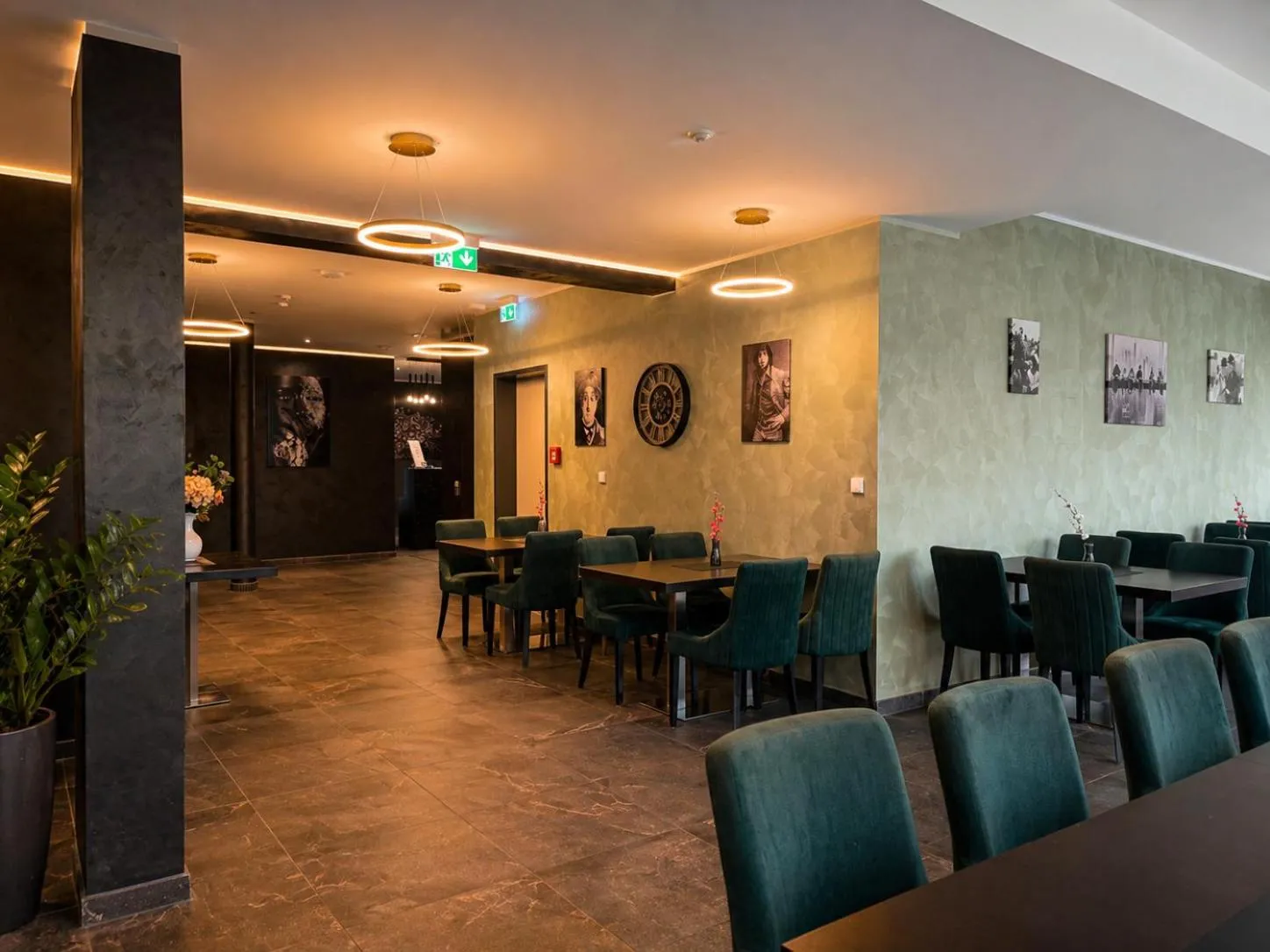 Restaurant/places to eat in Lillys Hotel München