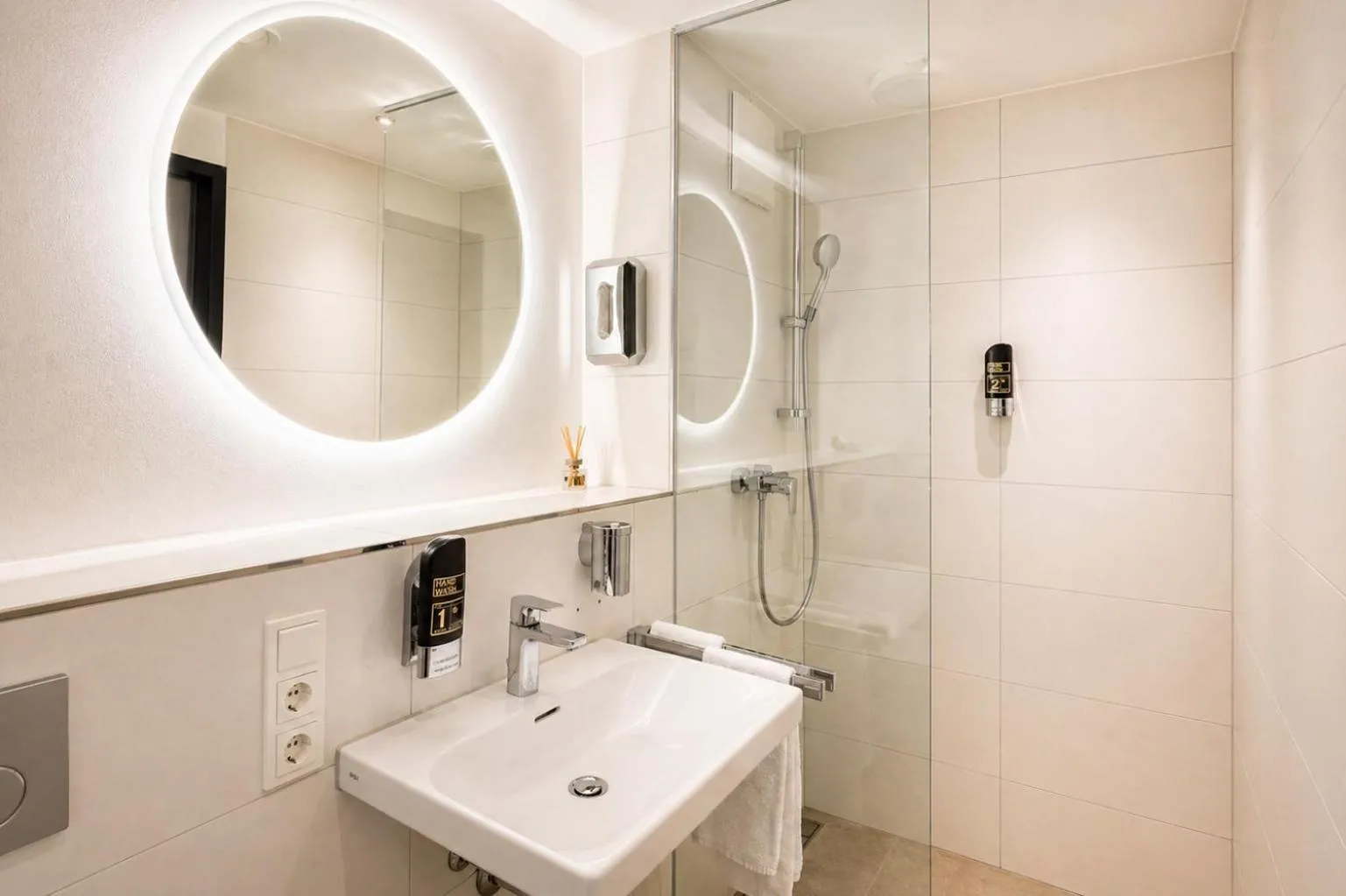 Bathroom in Lillys Hotel München
