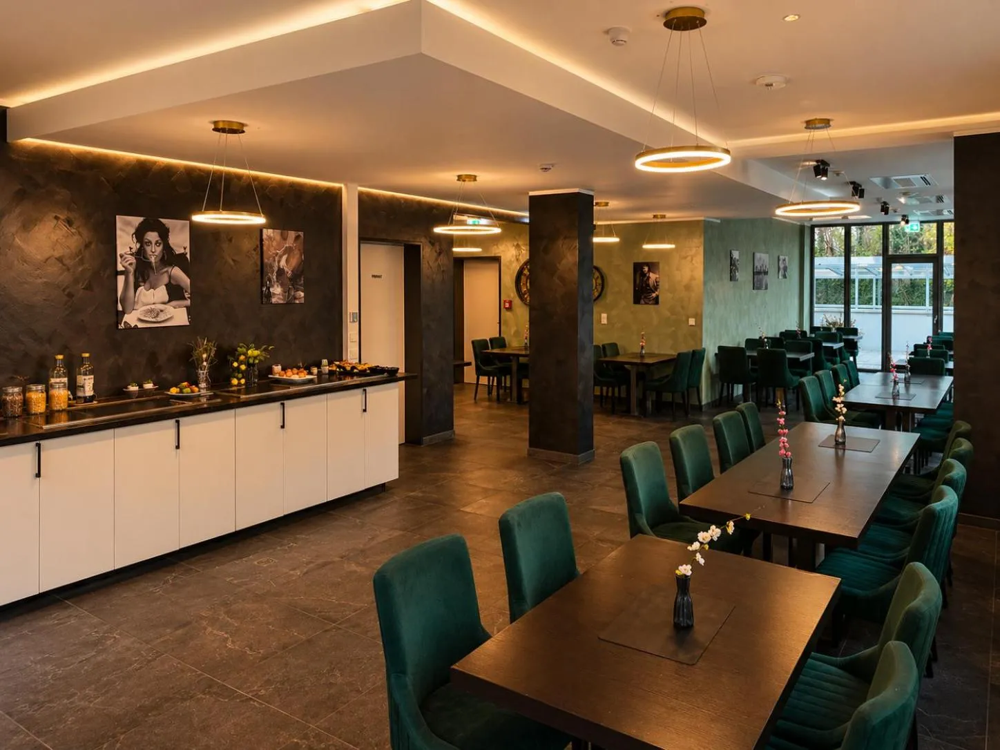Restaurant/places to eat in Lillys Hotel München