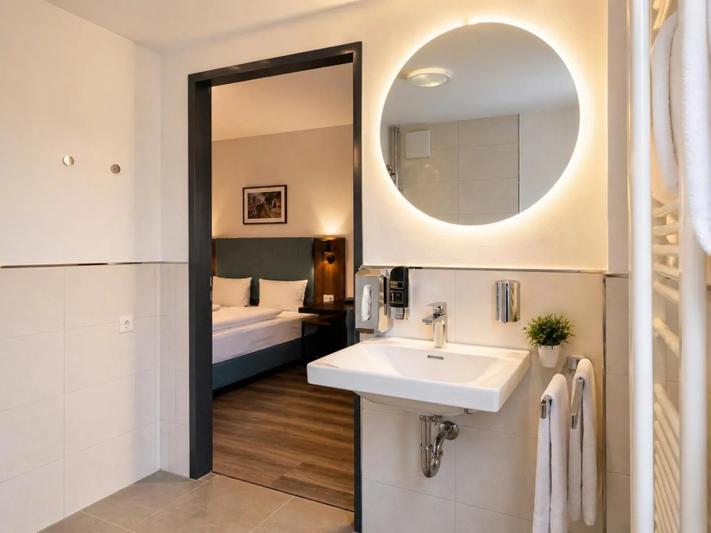 Bathroom, Bed in Lillys Hotel München