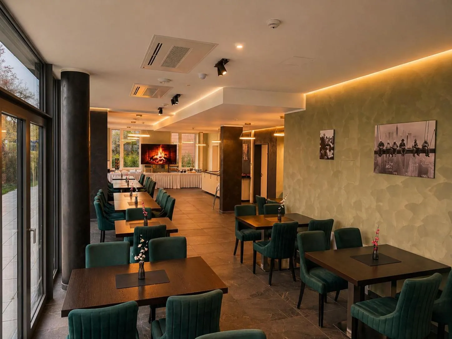 Restaurant/places to eat in Lillys Hotel München