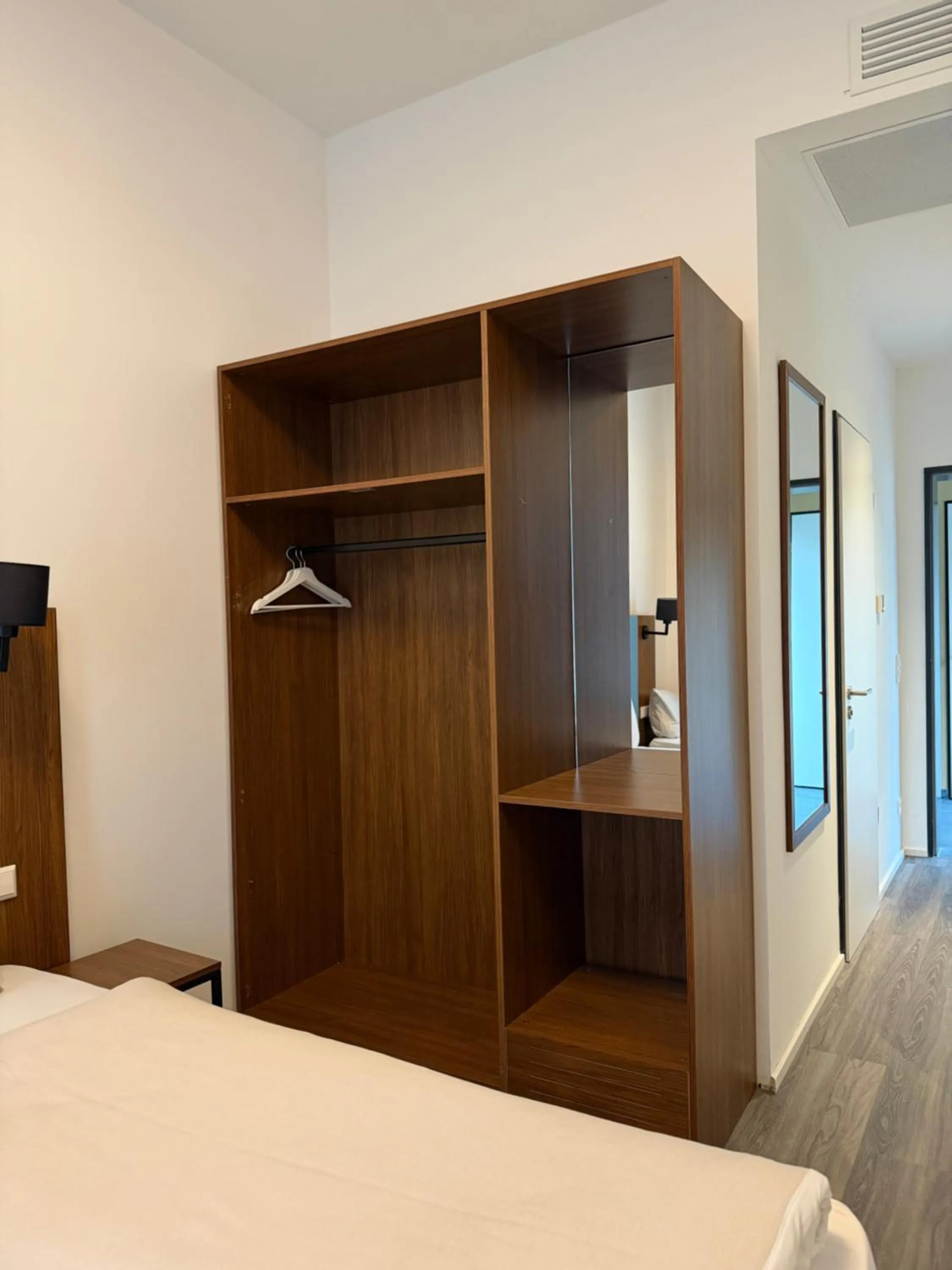 wardrobe, Bed in Lillys Hotel München