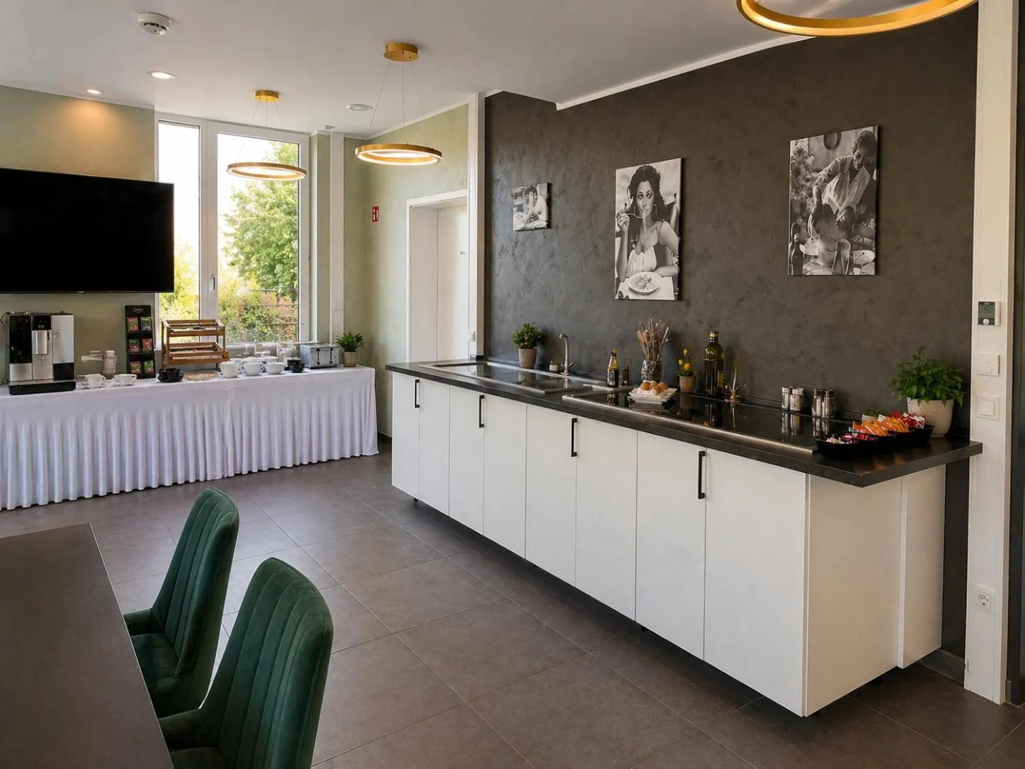 Restaurant/places to eat in Lillys Hotel München