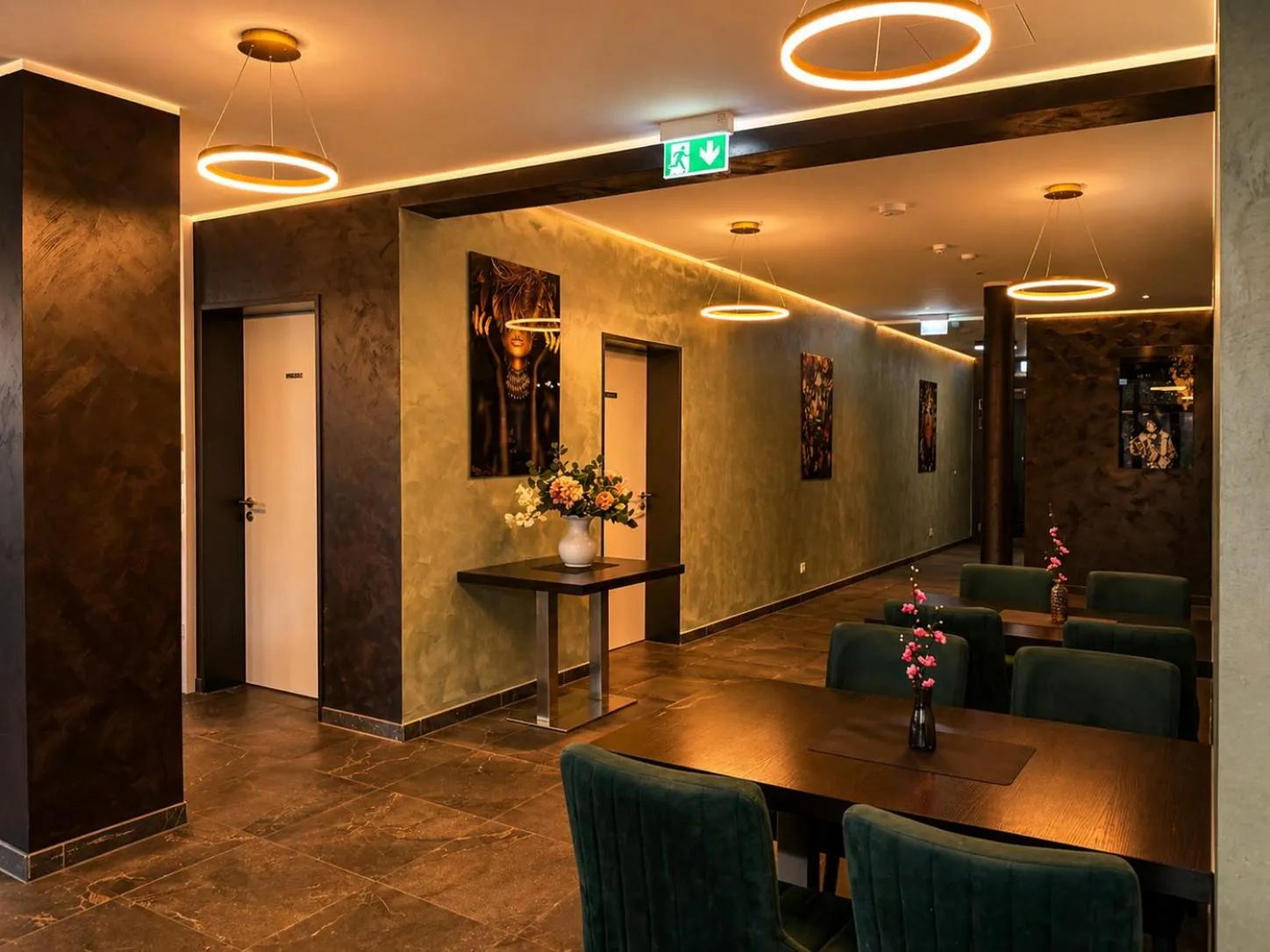 Restaurant/places to eat in Lillys Hotel München