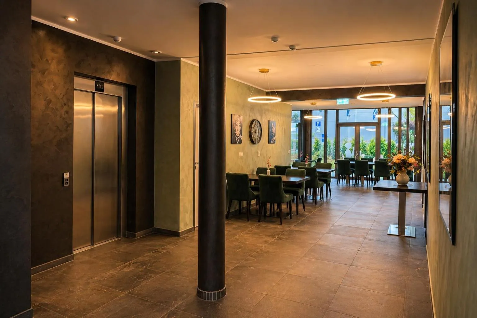 Restaurant/places to eat in Lillys Hotel München