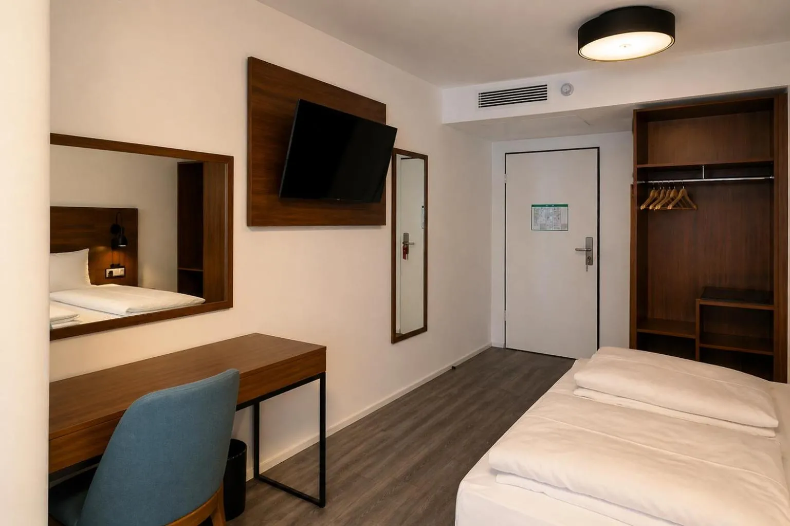 TV and multimedia, Bed in Lillys Hotel München