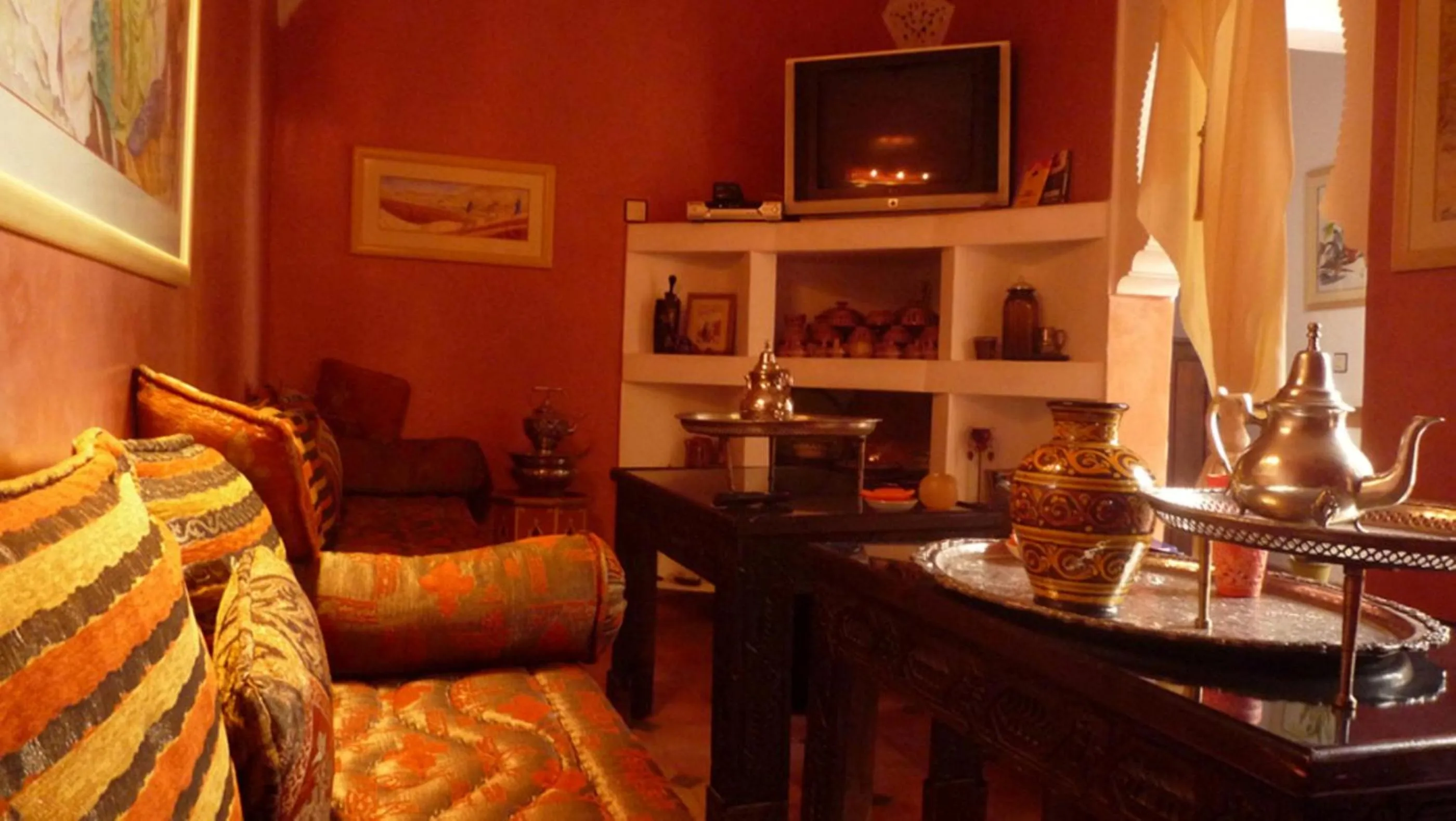 Communal lounge/ TV room in Riad Aquarelle By GE