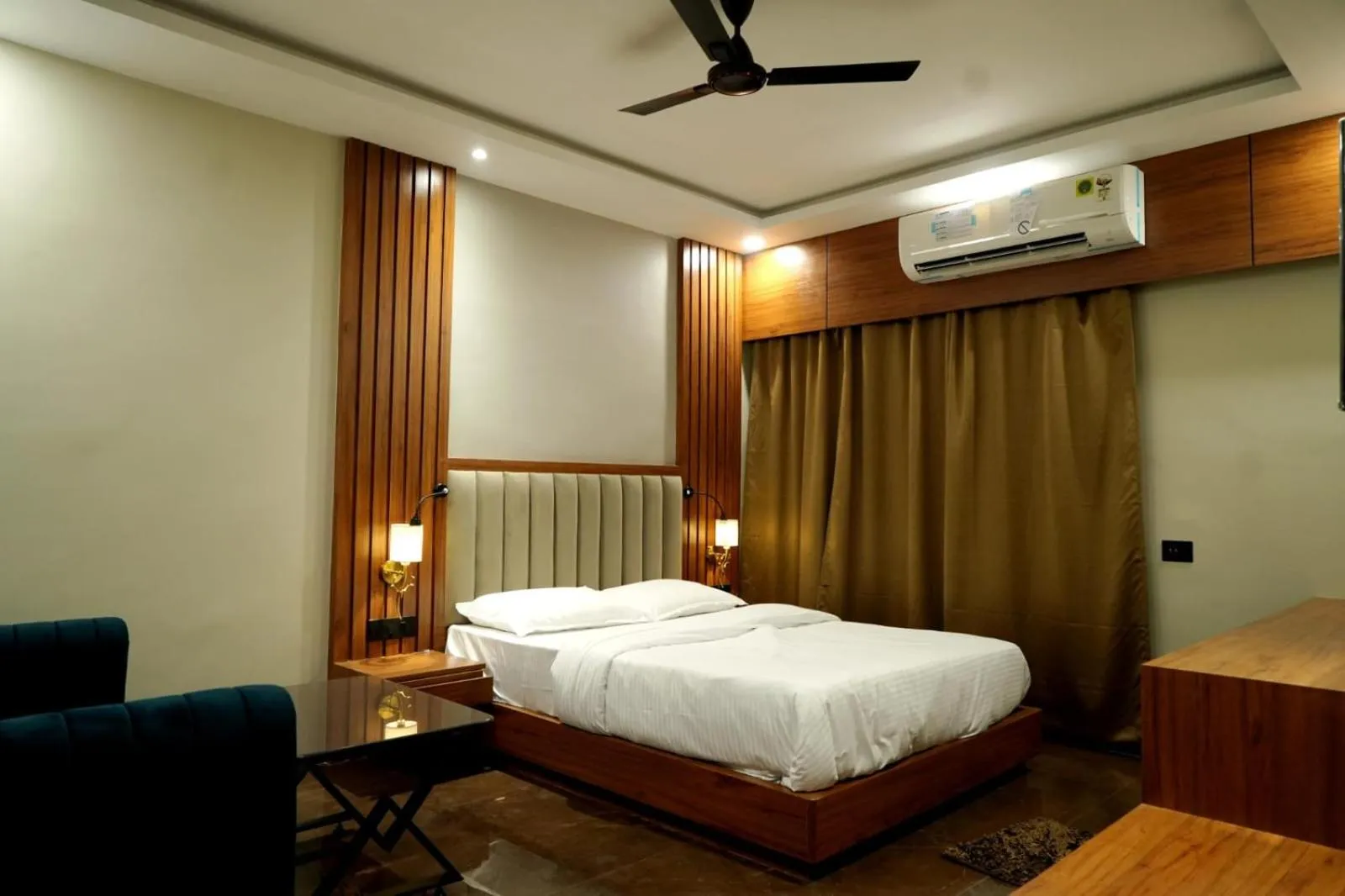 Photo of the whole room, Bed in BANMALI REGENCY