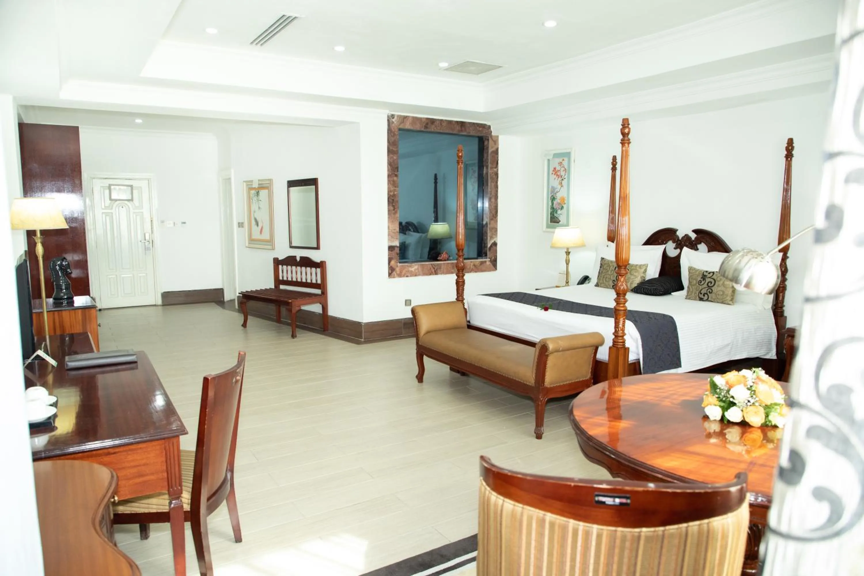 Photo of the whole room, Bed in Weston Hotel