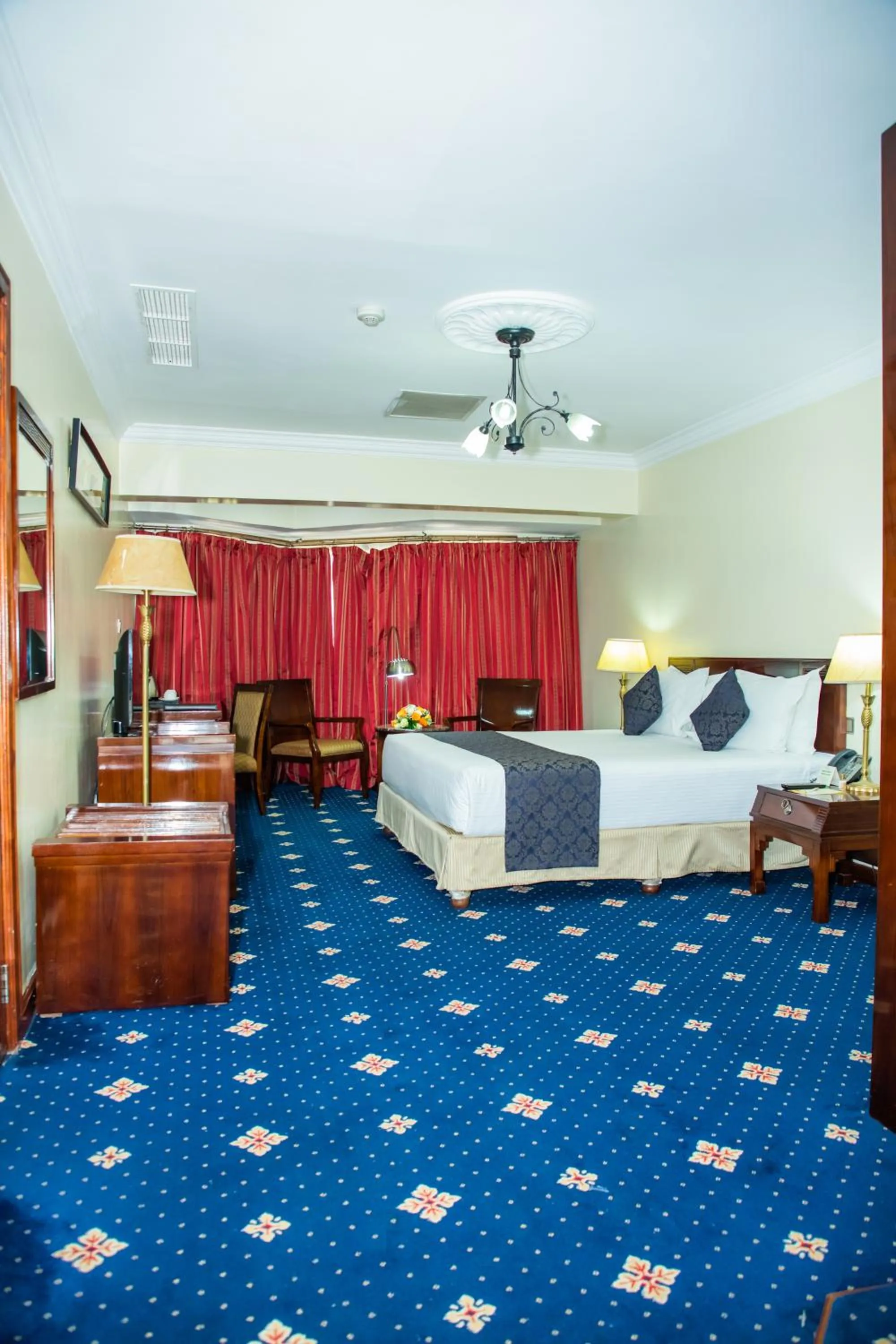 Photo of the whole room, Bed in Weston Hotel