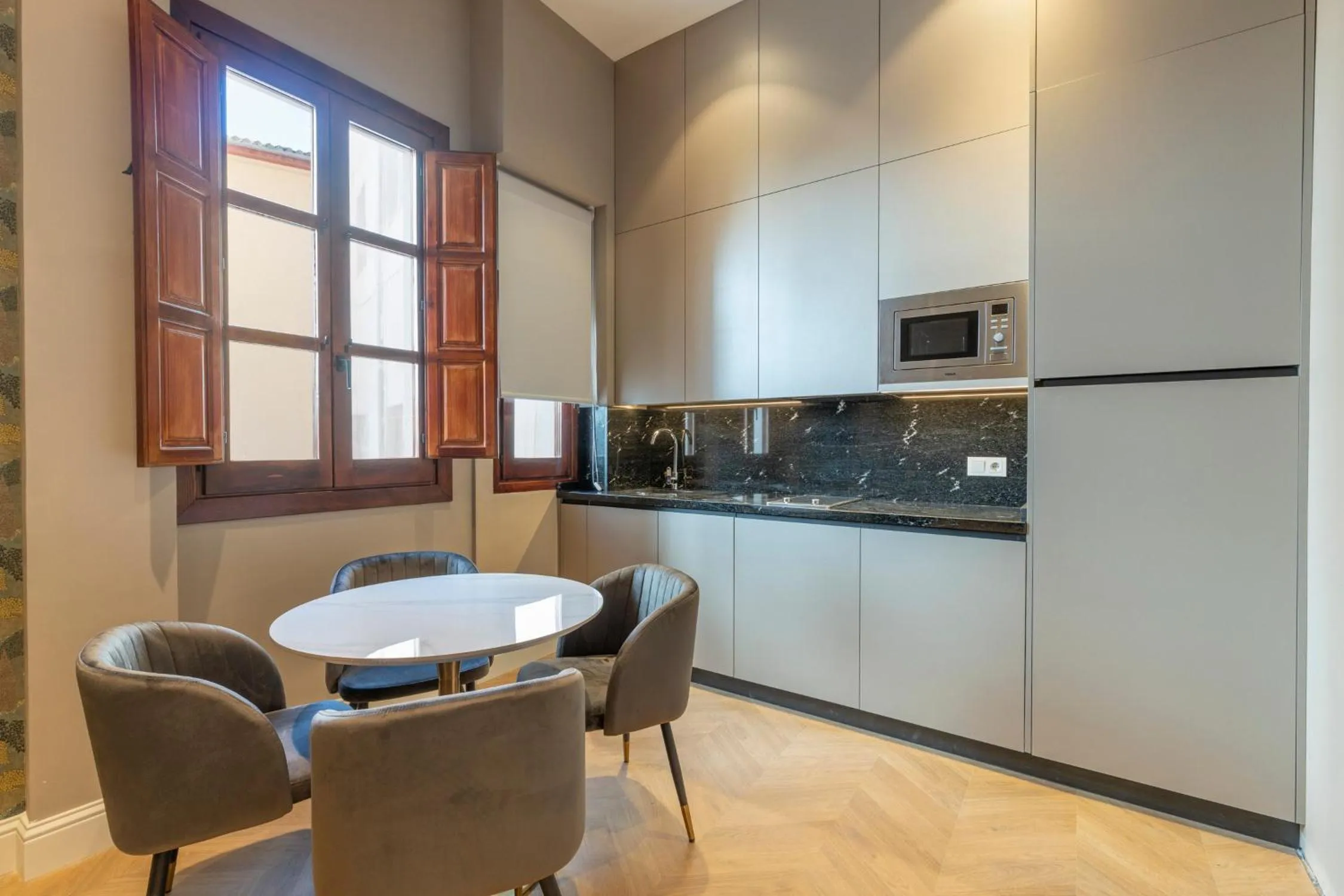 Dining area in BiBo Suites Palacio de Portago