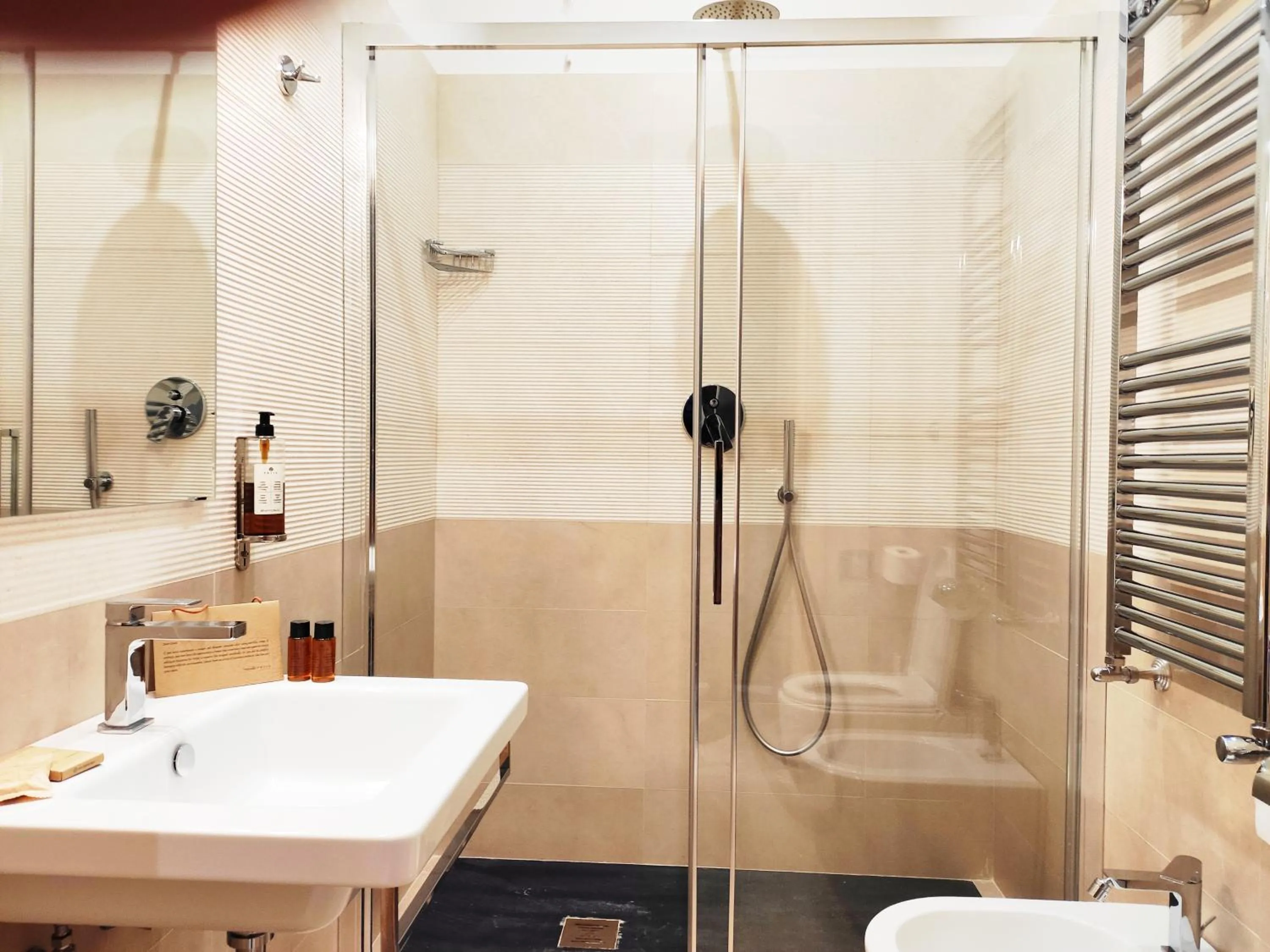 Shower in Luxury Suites - Stay Inn Rome Experience