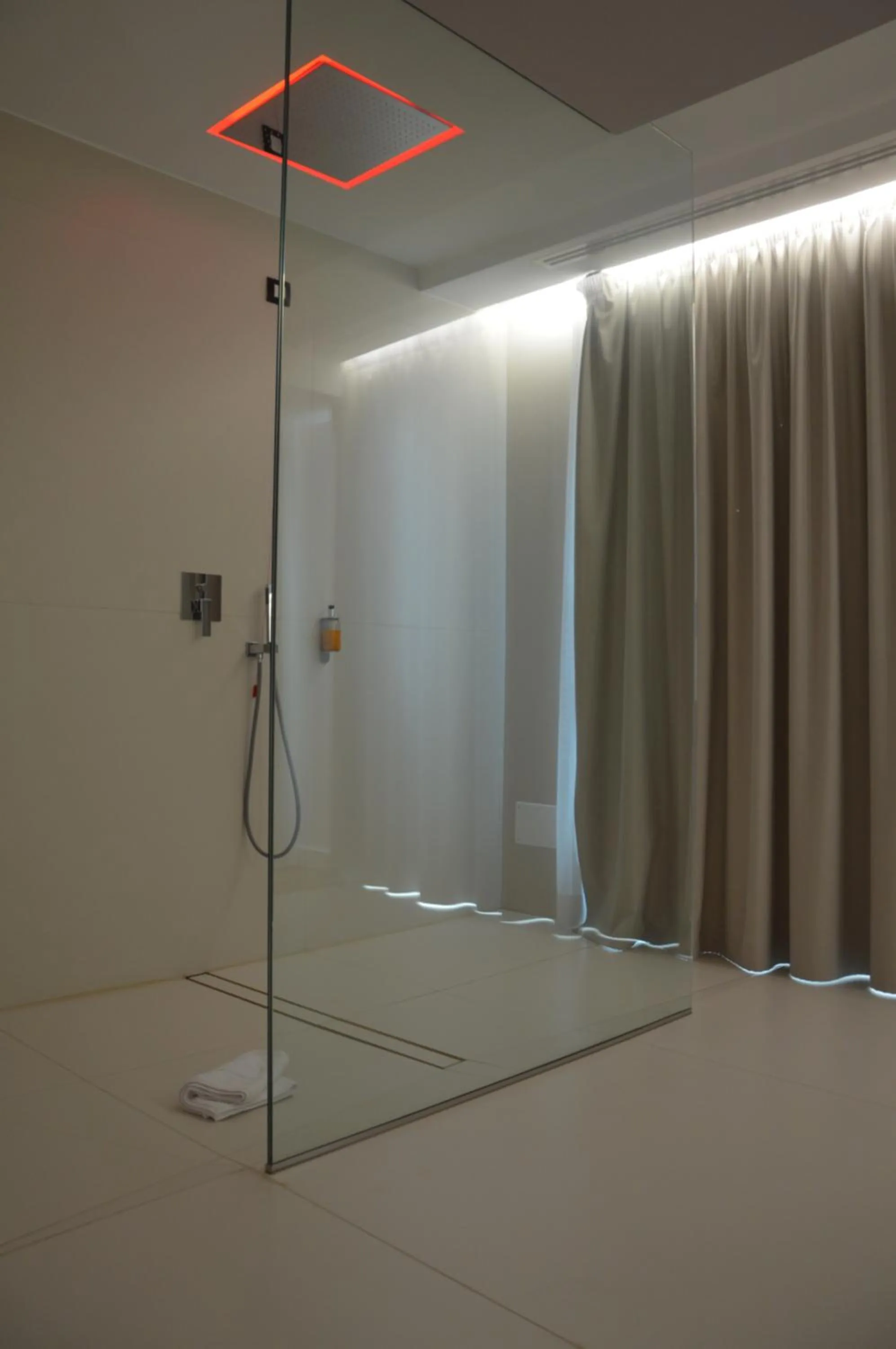 Shower in Suite Testani