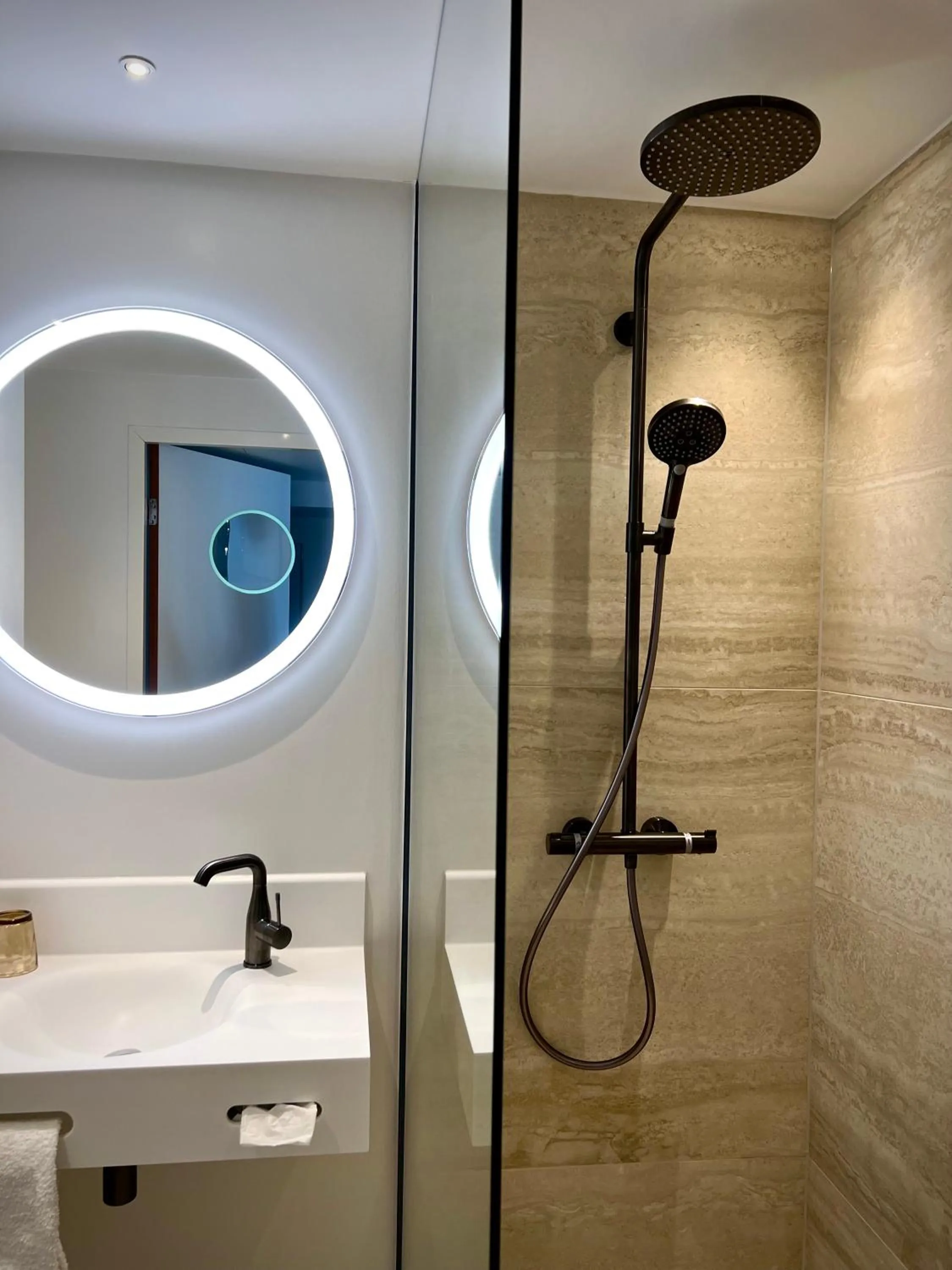 Shower in Van Der Valk Hotel Rotterdam Nieuwerkerk