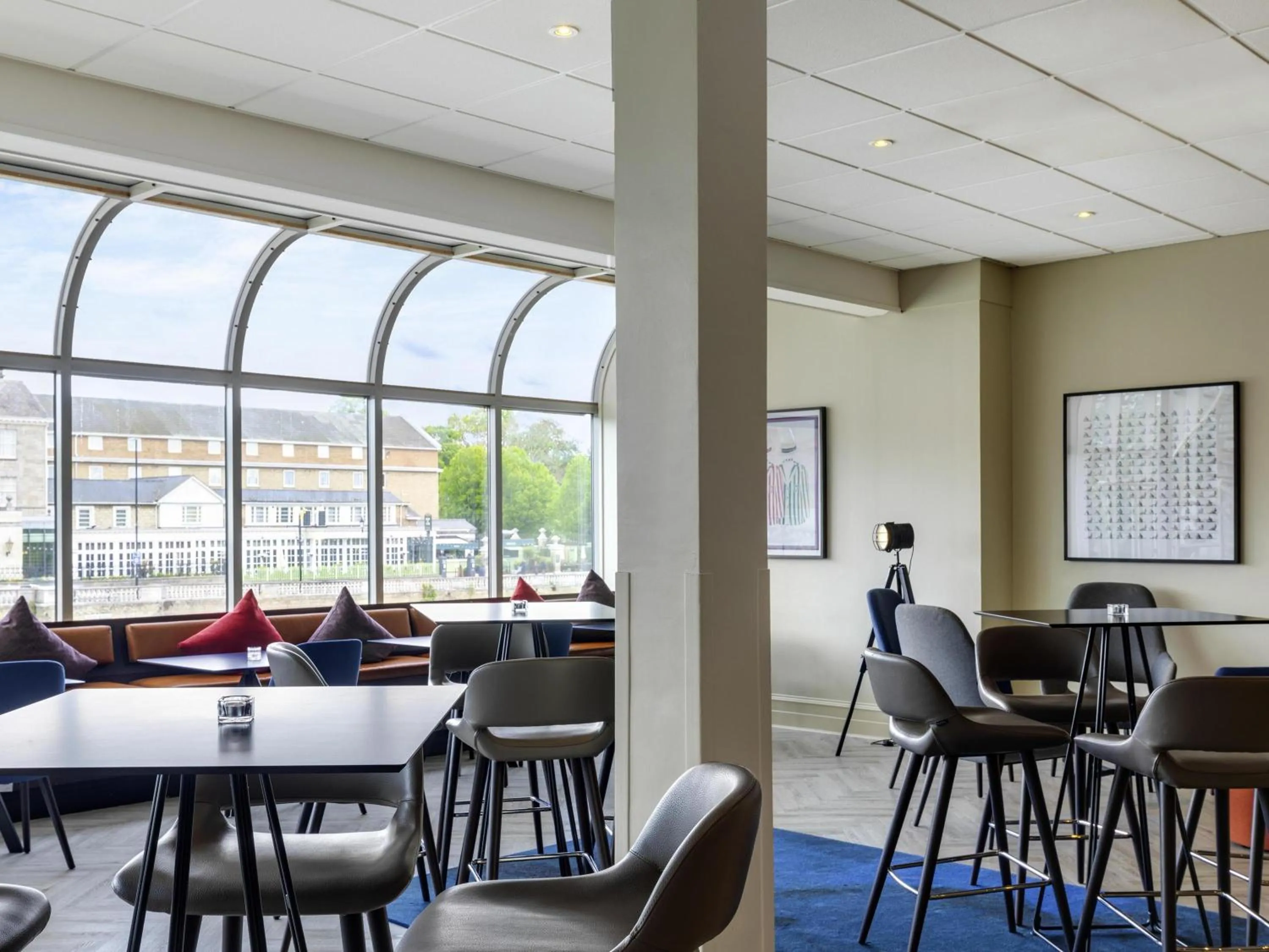 Lounge or bar in Mercure Bedford Centre Hotel