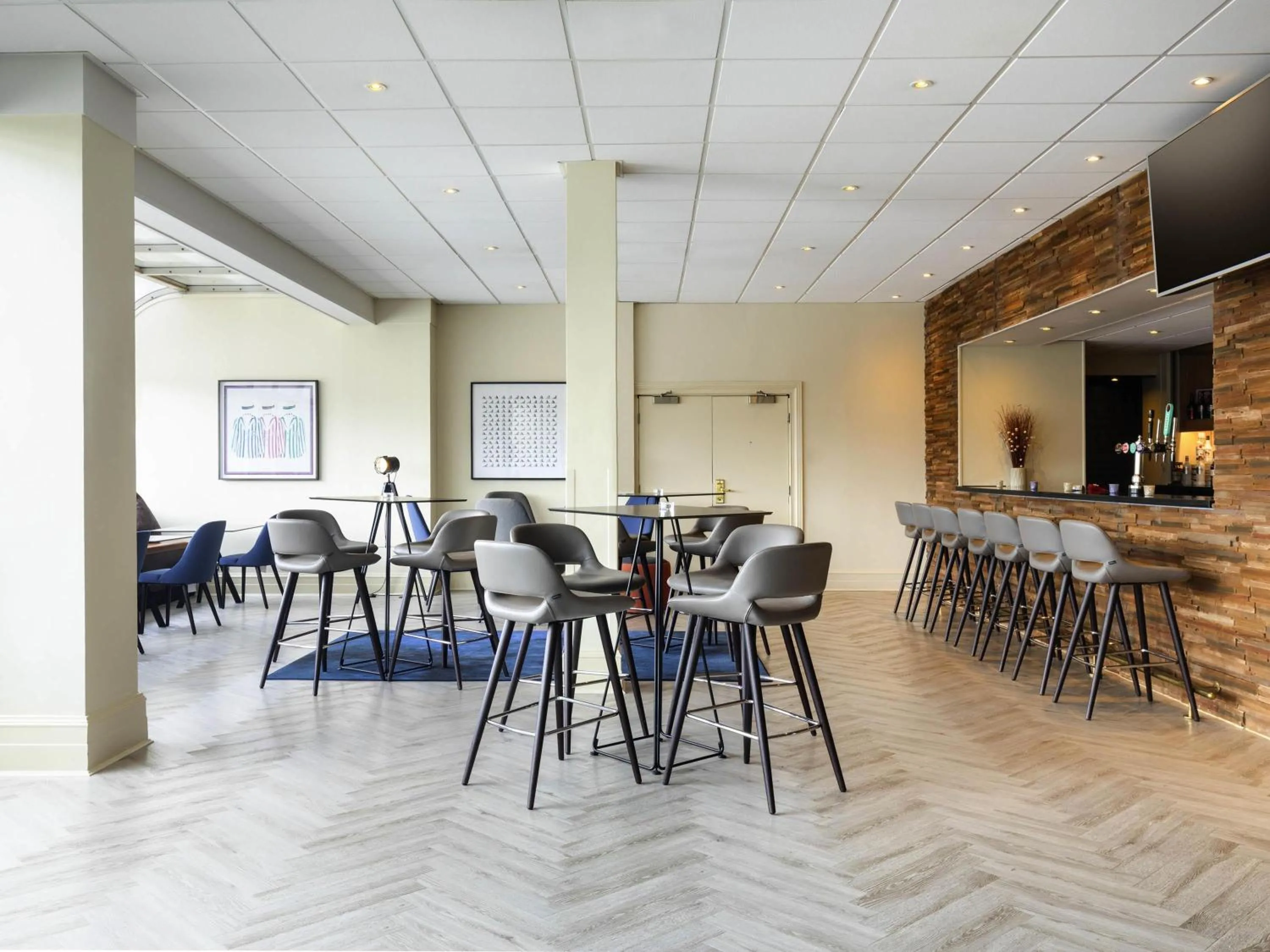 Lounge or bar in Mercure Bedford Centre Hotel