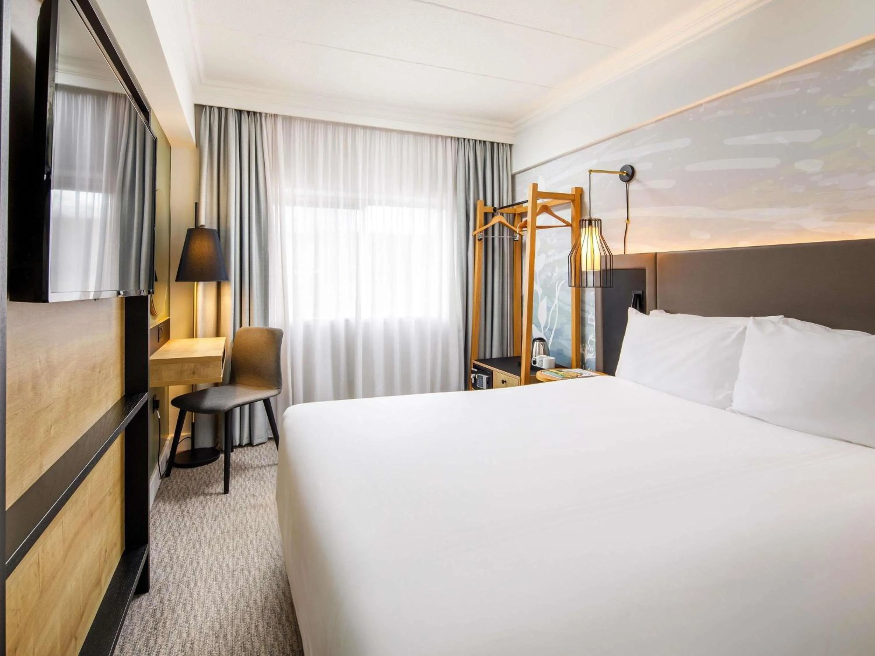 Bedroom, Bed in Mercure Bedford Centre Hotel