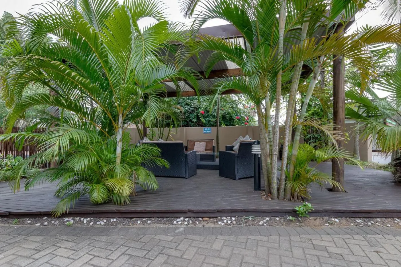 Communal lounge/ TV room in Shonalanga Lodge