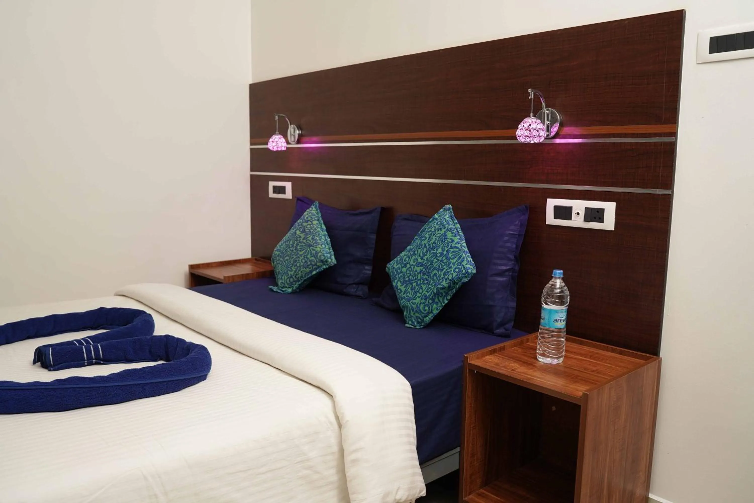 Bed in The wayside cottage Munnar