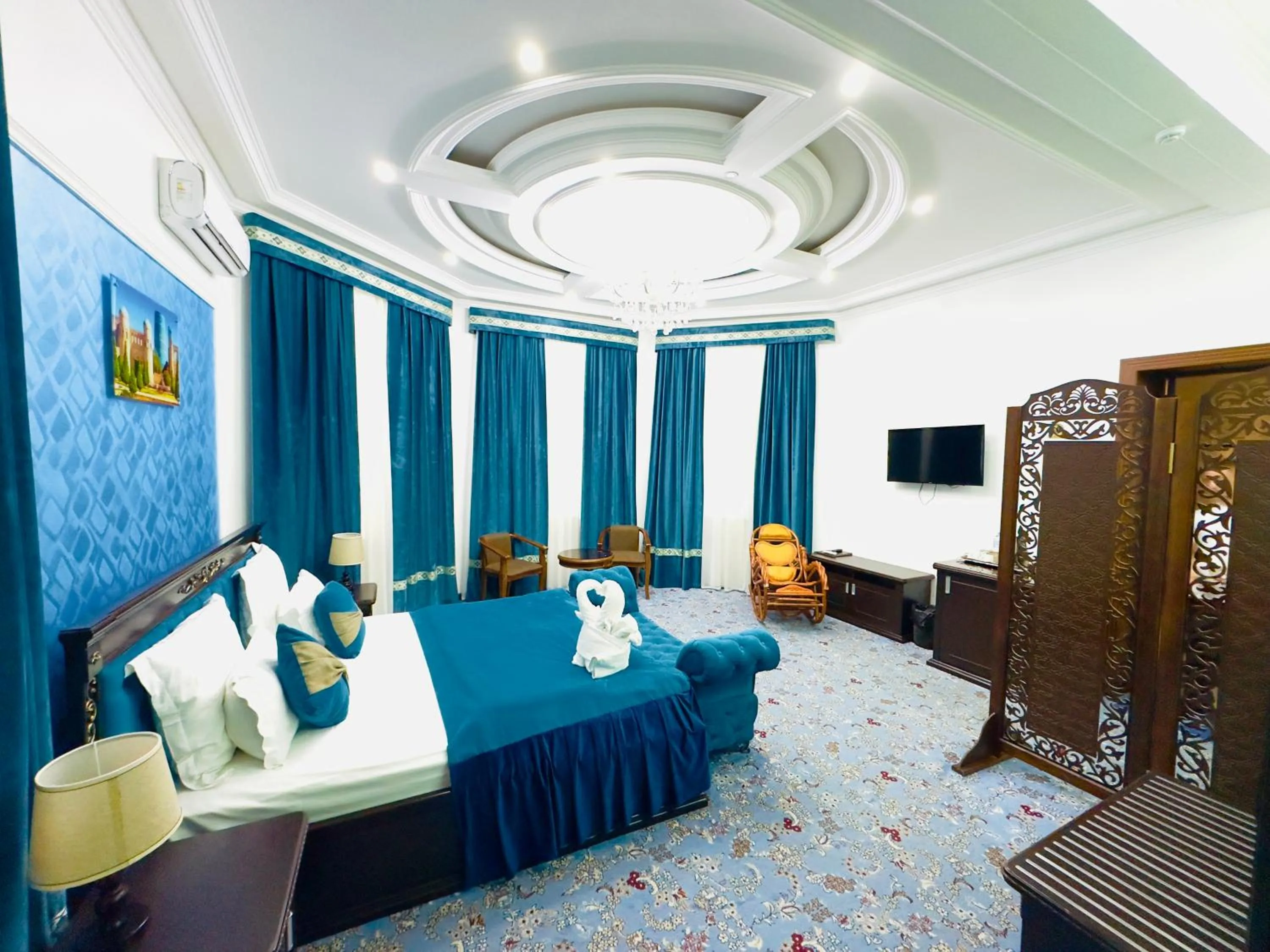 Communal lounge/ TV room, Bed in EMIRS GARDEN Residence