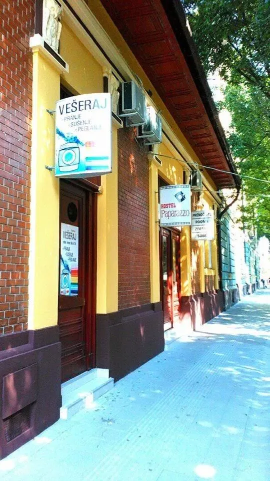 Facade/entrance in Hostel Paparazzo & Apartmans