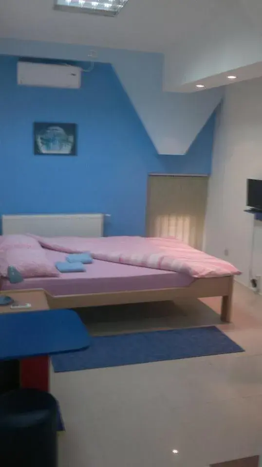 Deluxe Double Room with Shower in Hostel Paparazzo & Apartmans Deluxe Double Room with Shower in Hostel Paparazzo & Apartmans