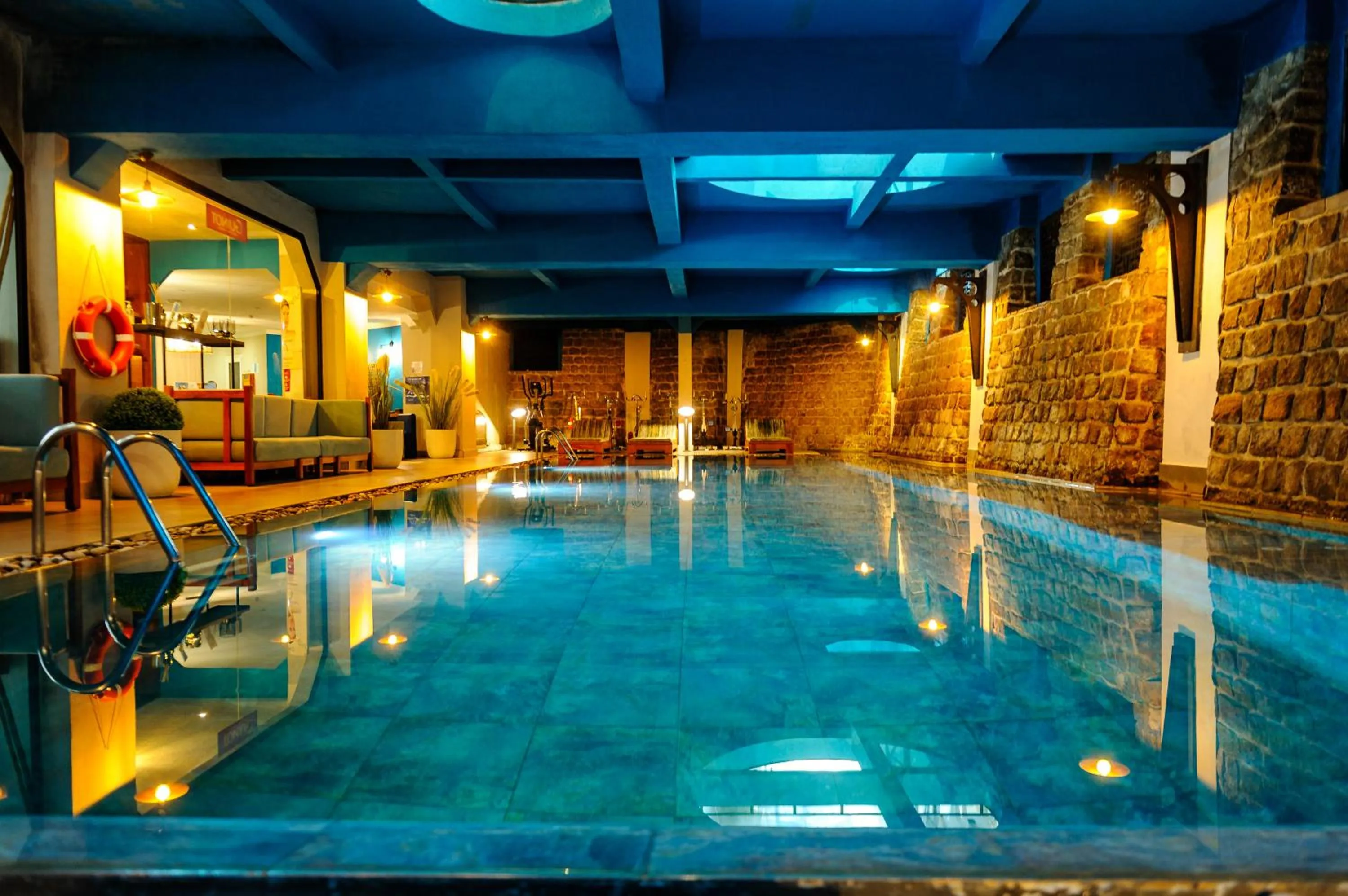 Swimming pool in Le Louvre Hotel & Spa