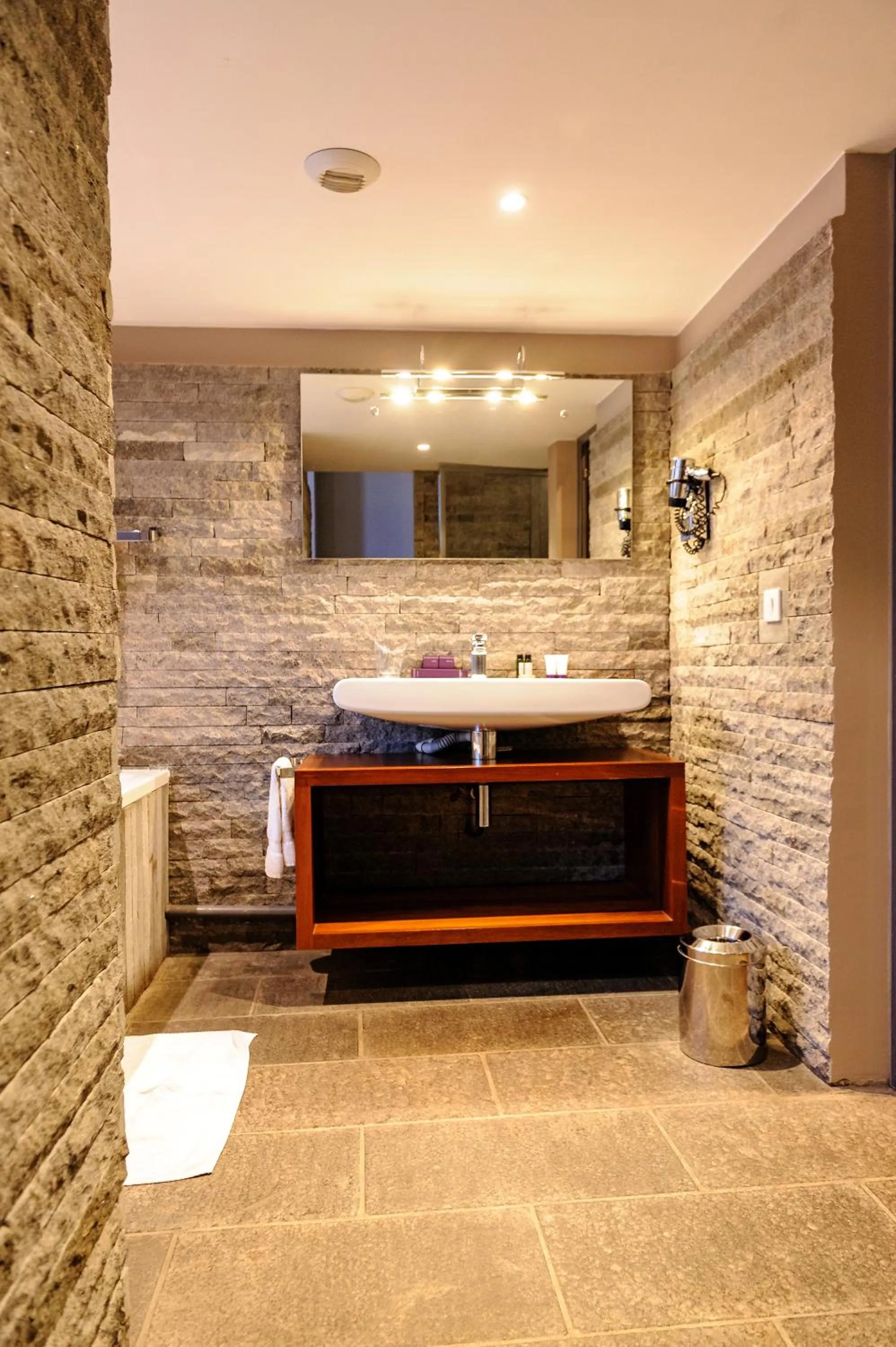 Bathroom in Le Louvre Hotel & Spa