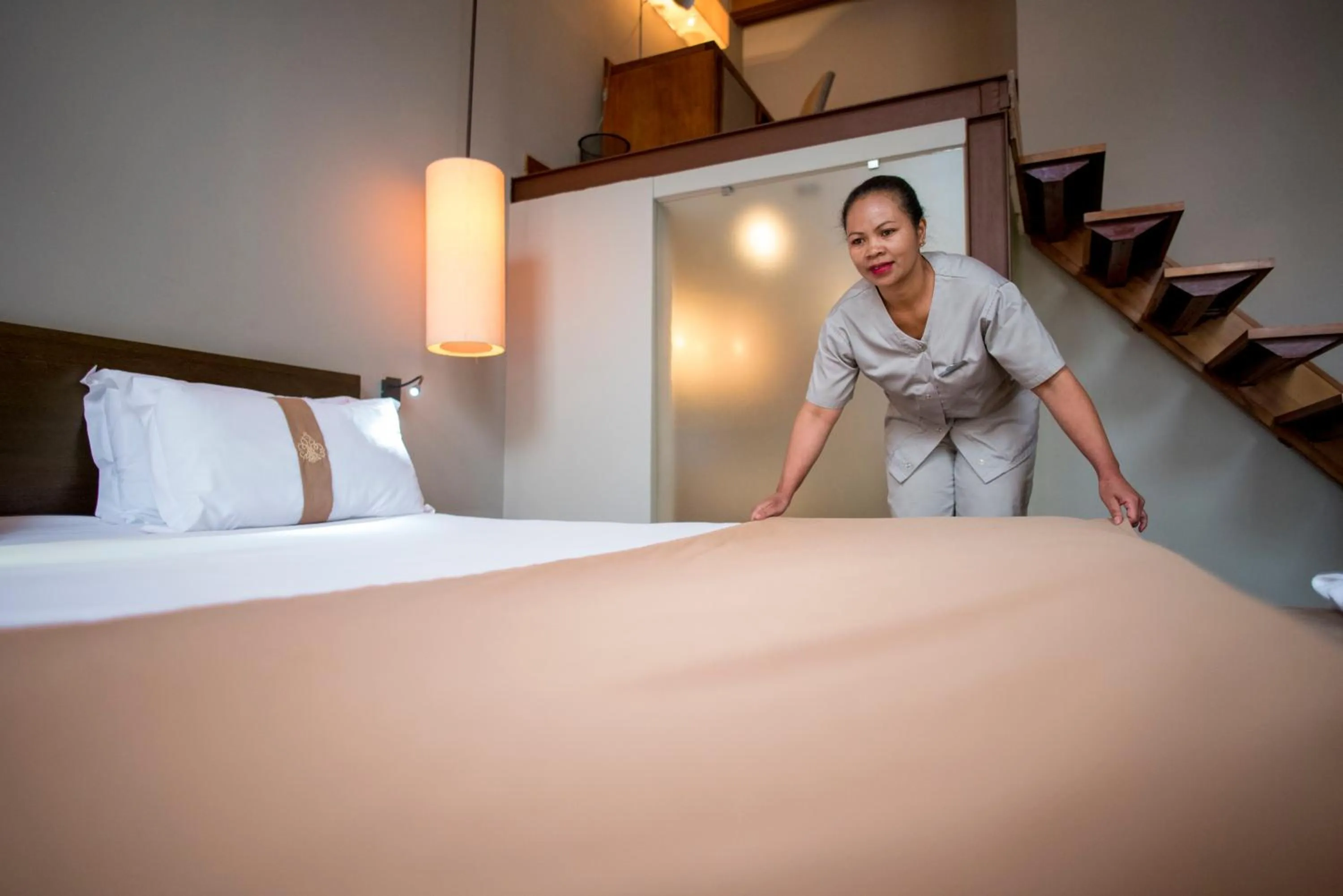 Staff, Bed in Le Louvre Hotel & Spa