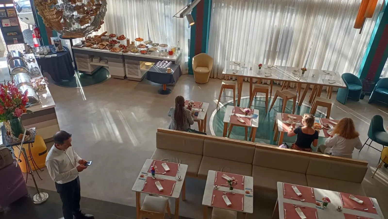 Restaurant/places to eat in Le Louvre Hotel & Spa