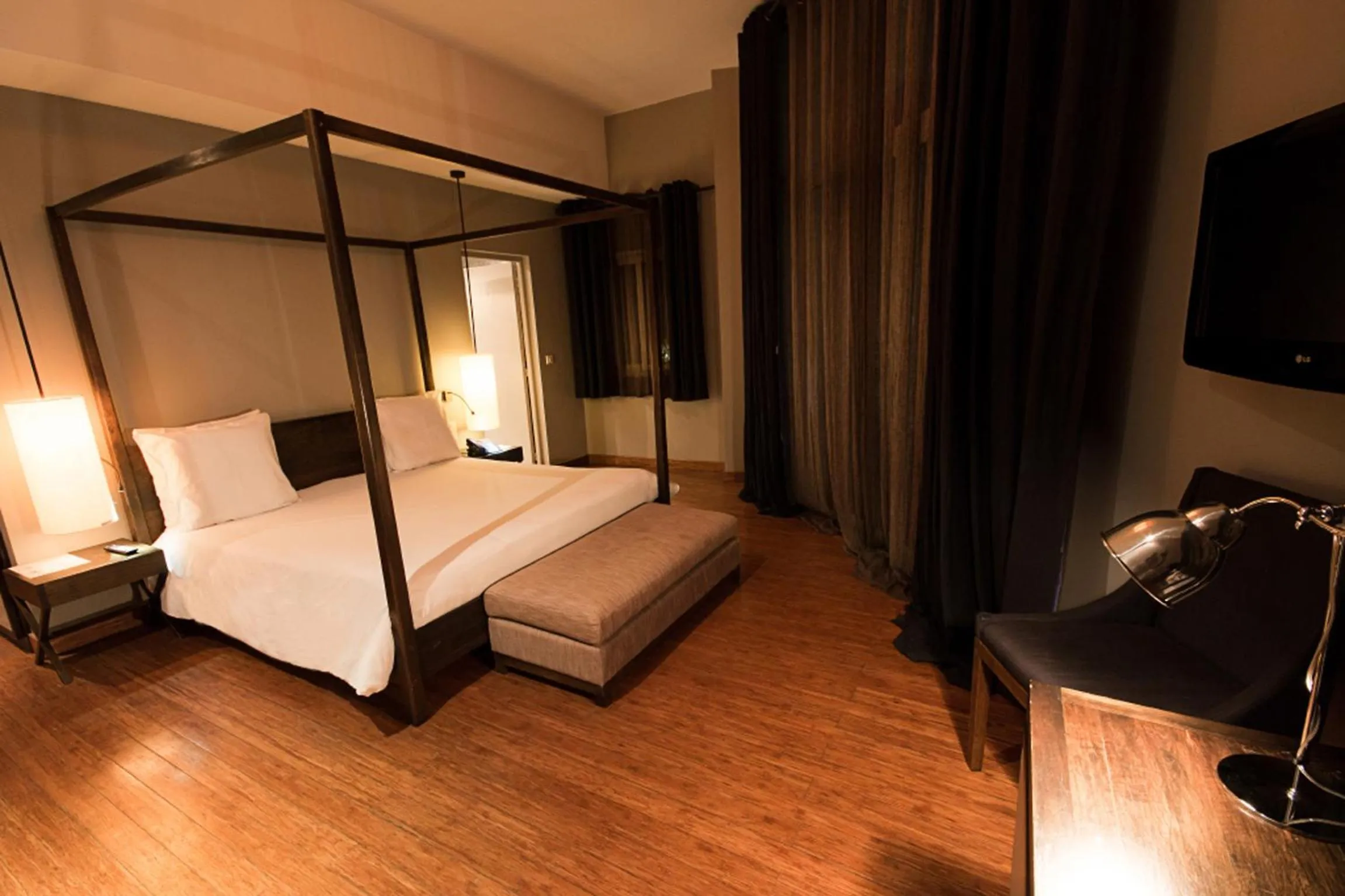 Bedroom, Bed in Le Louvre Hotel & Spa