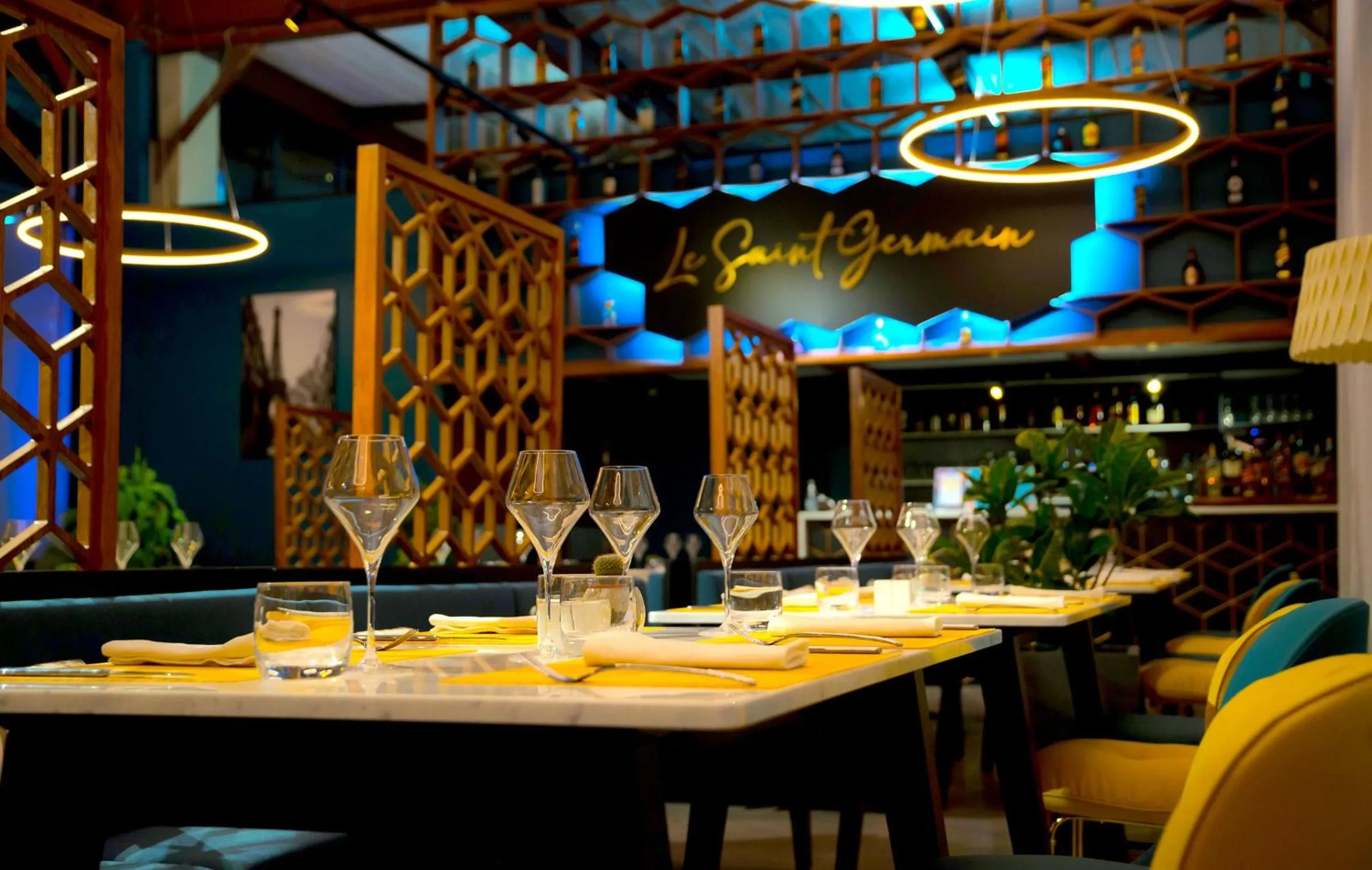 Restaurant/places to eat in Le Louvre Hotel & Spa