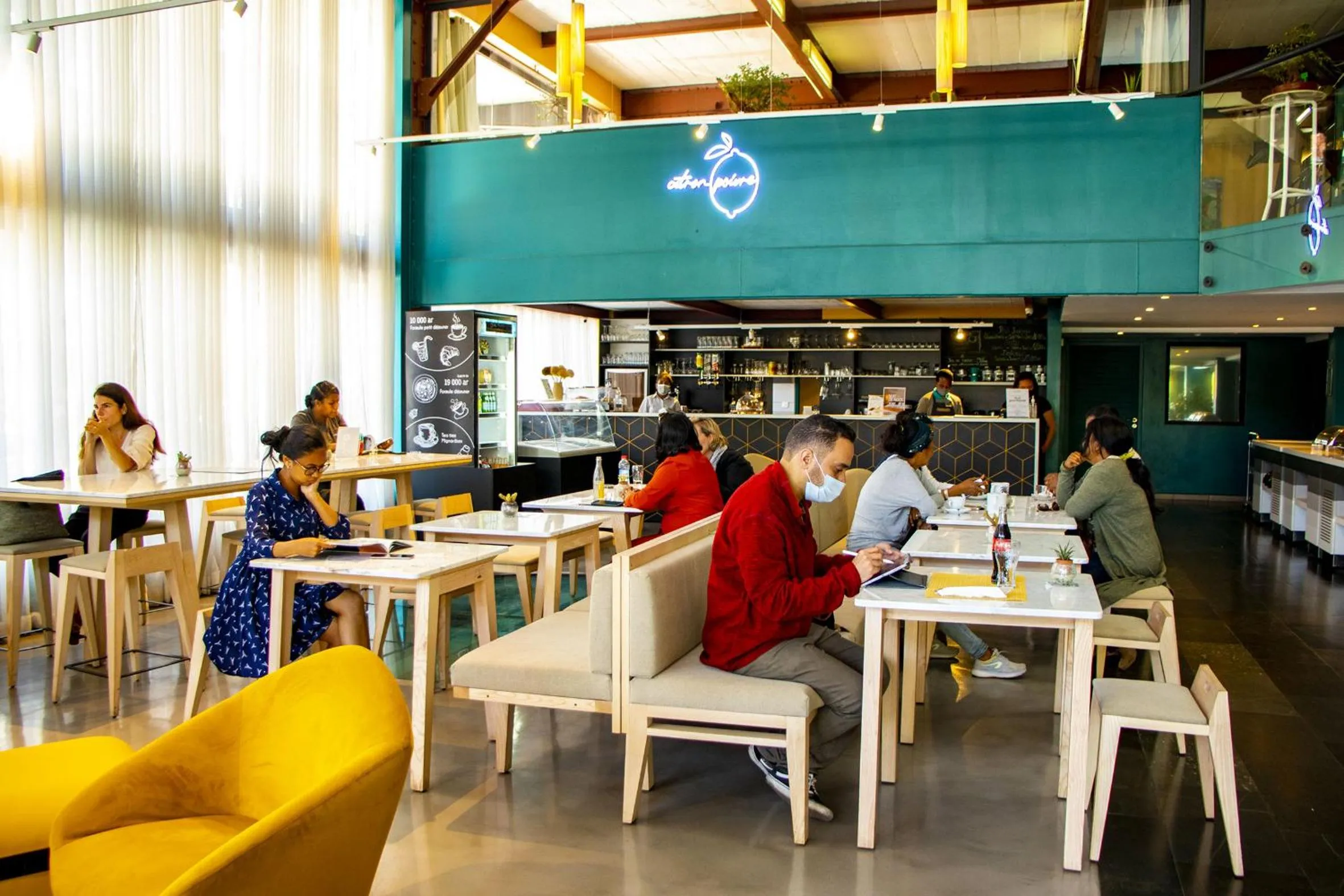 Restaurant/places to eat in Le Louvre Hotel & Spa