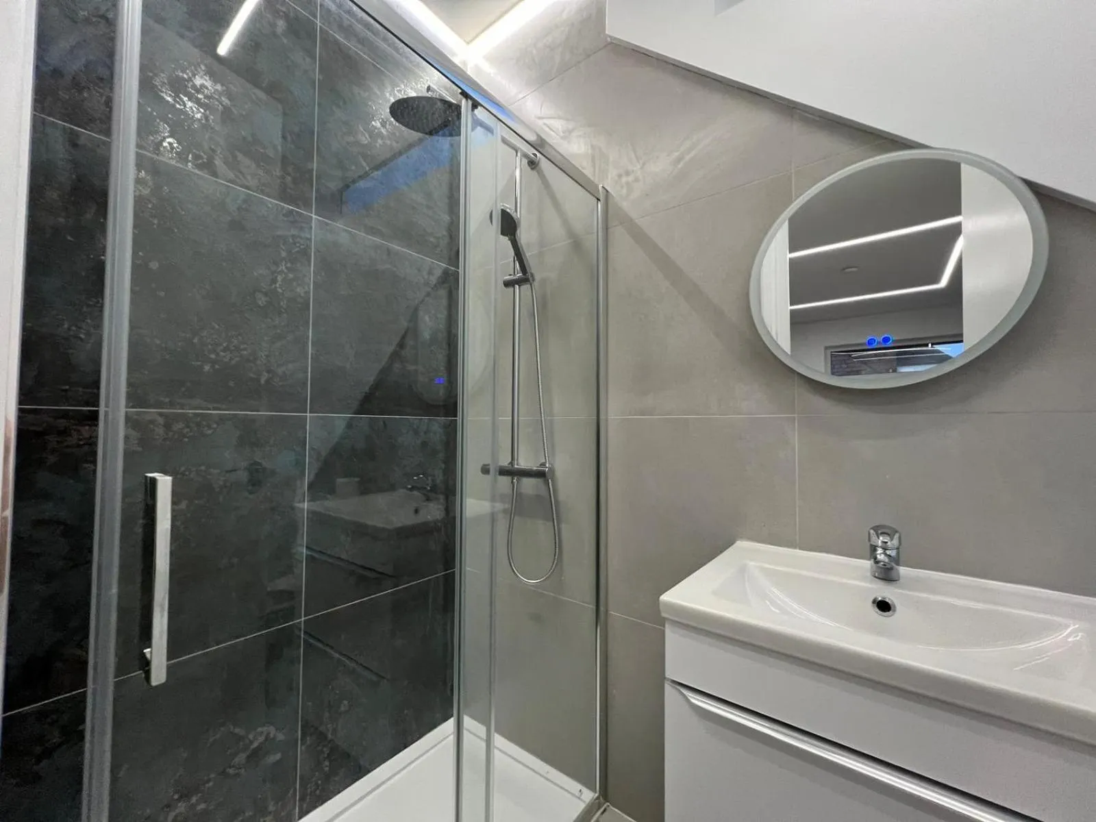 London Studios and Suites