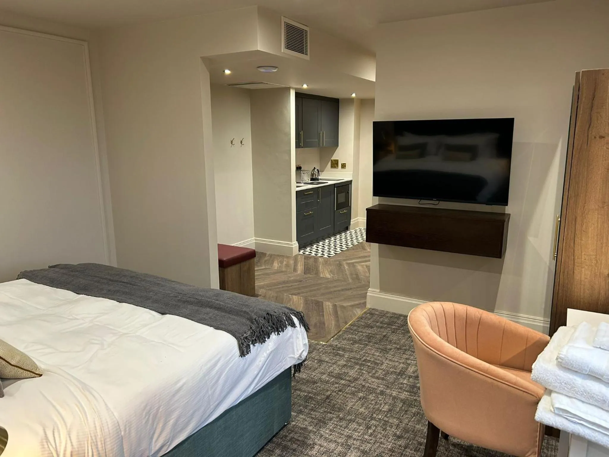 TV and multimedia, Bed in The Hillbrook Hotel & Spa - Sherborne