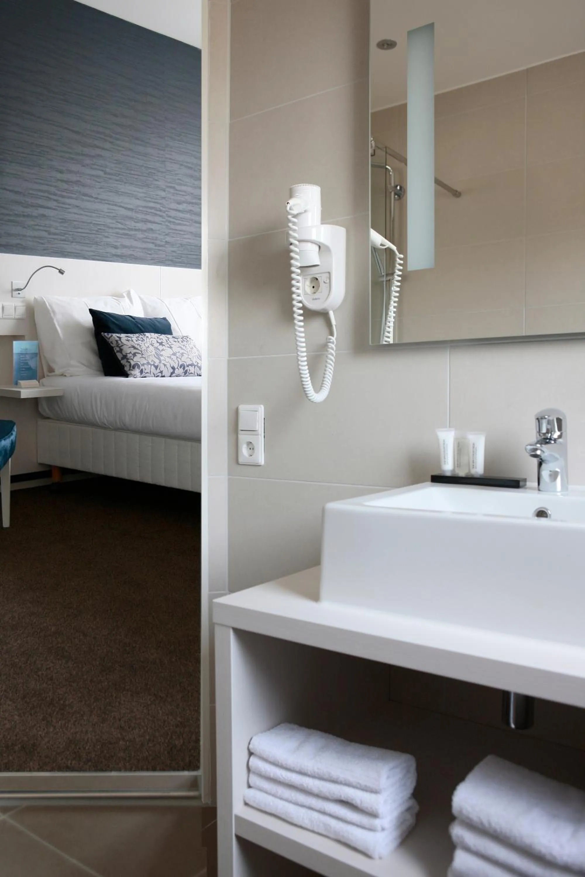 Bathroom, Bed in Hotel Zeerust Texel