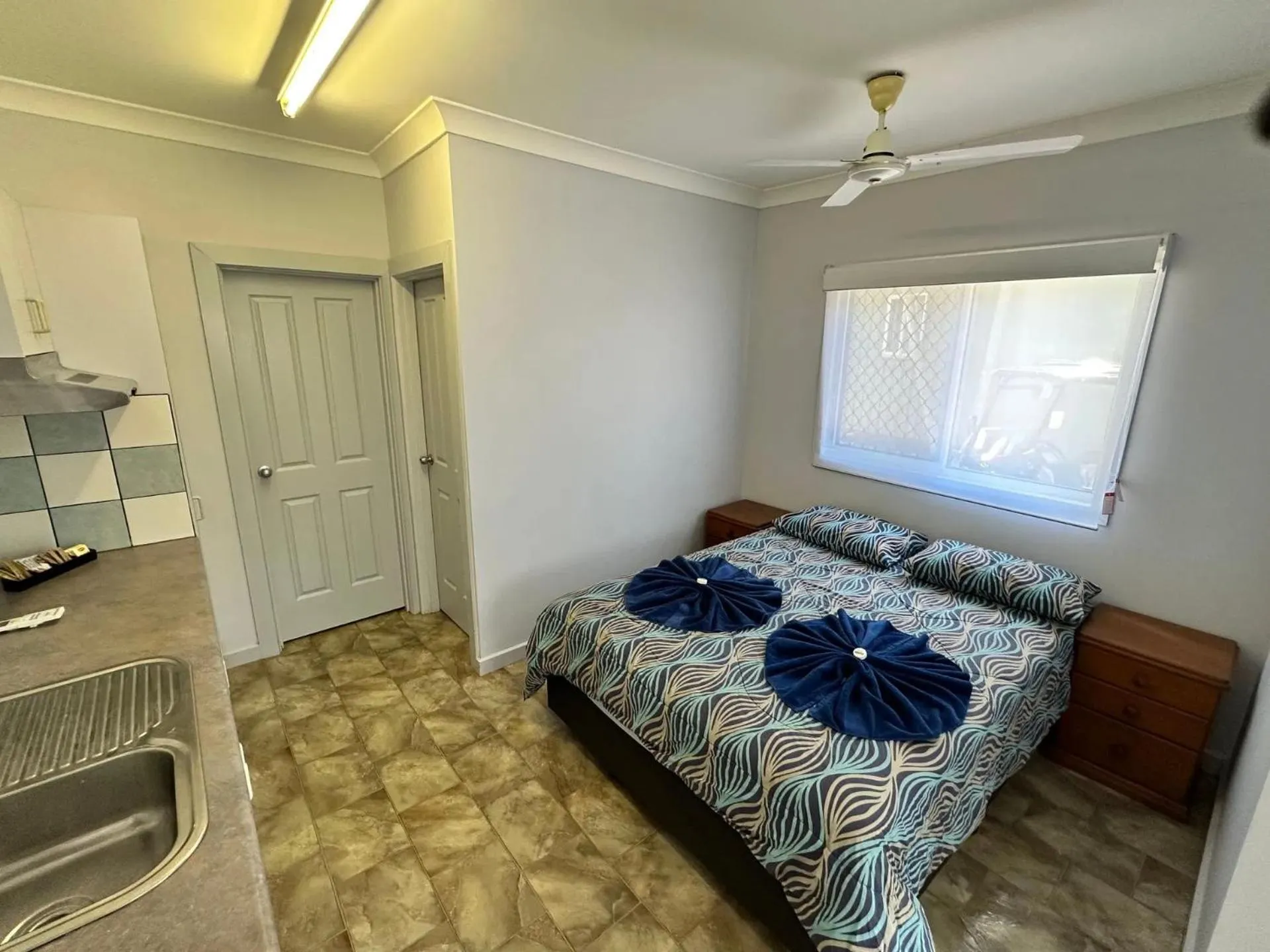 Bed in Darwin Boomerang Motel and Caravan Park