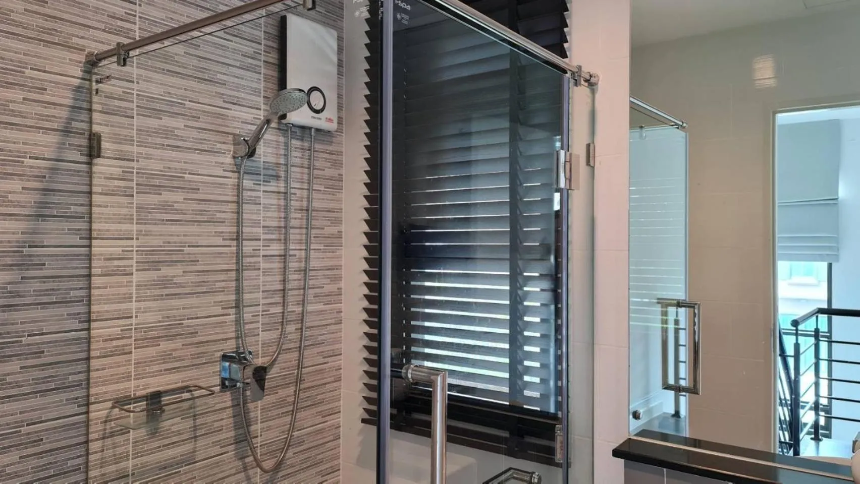 Shower in Castello Di Mare