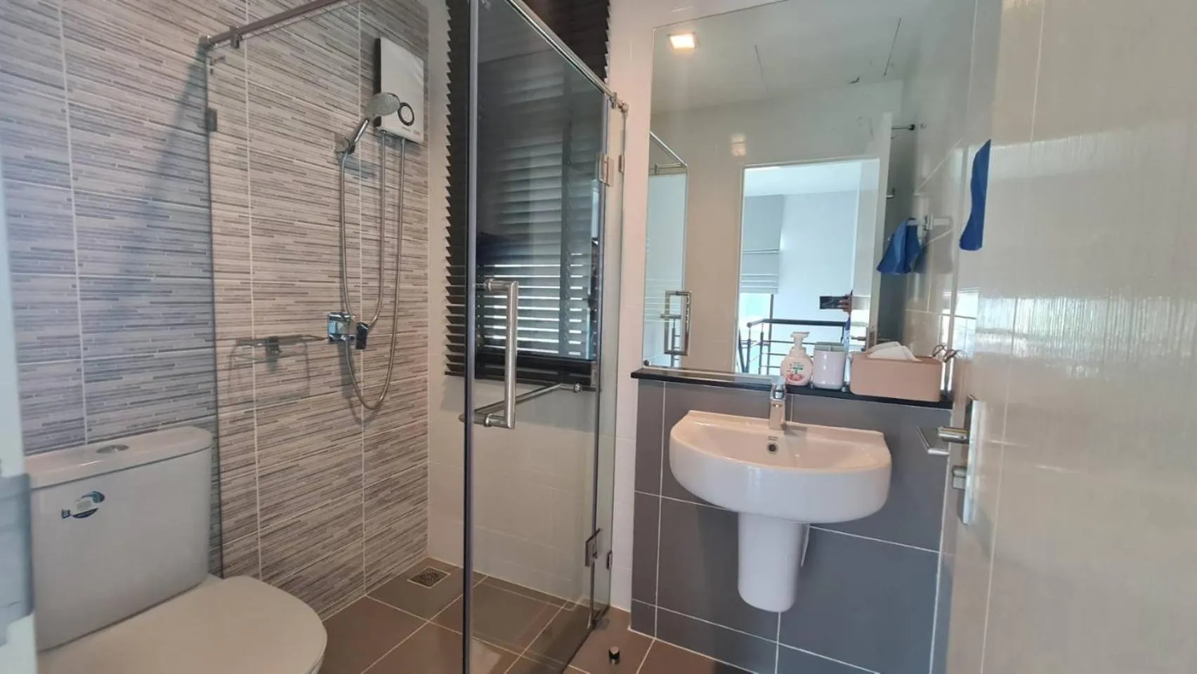 Shower in Castello Di Mare