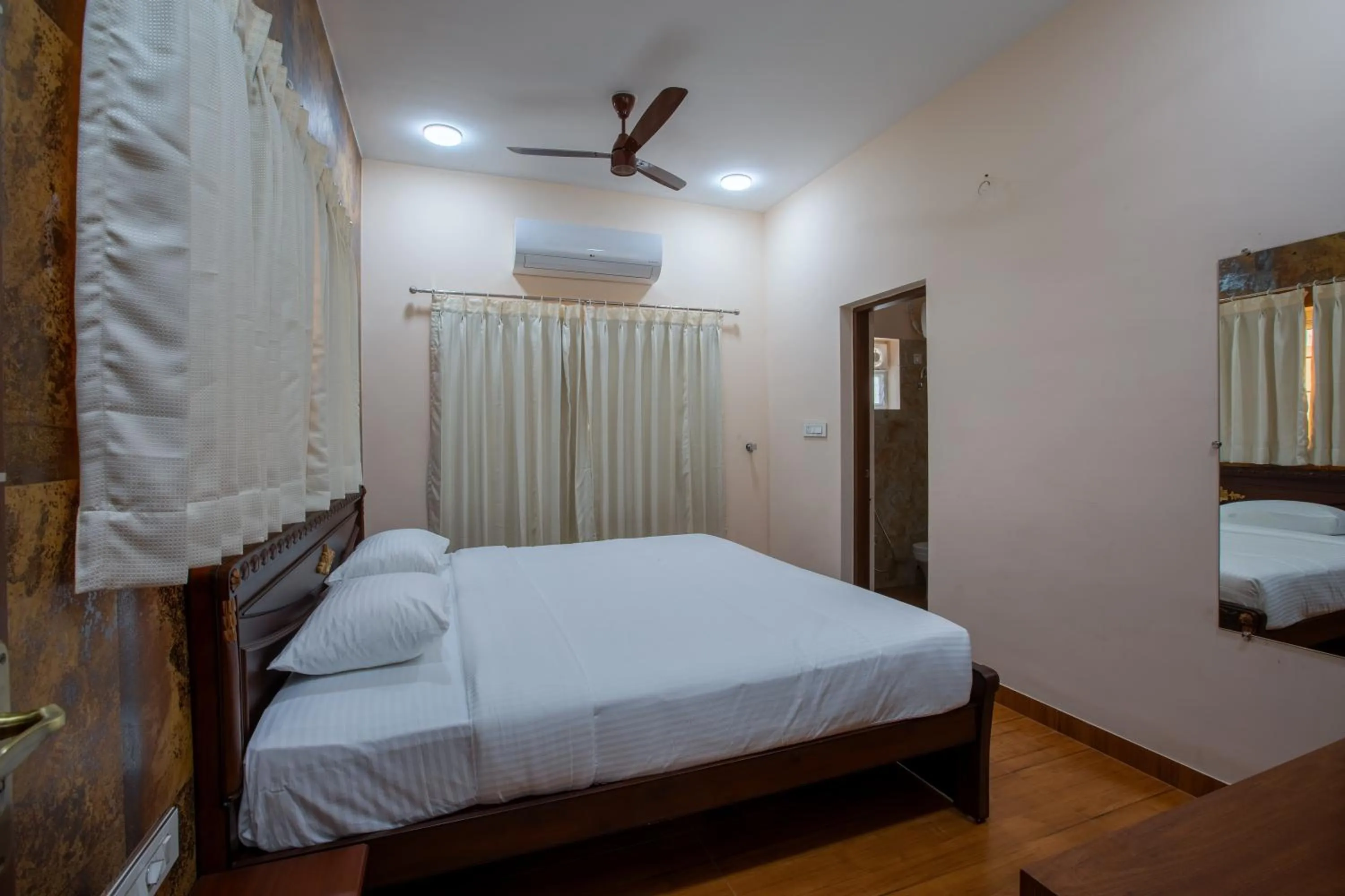 Photo of the whole room, Bed in MUGUNDAN 'S SMART STAY