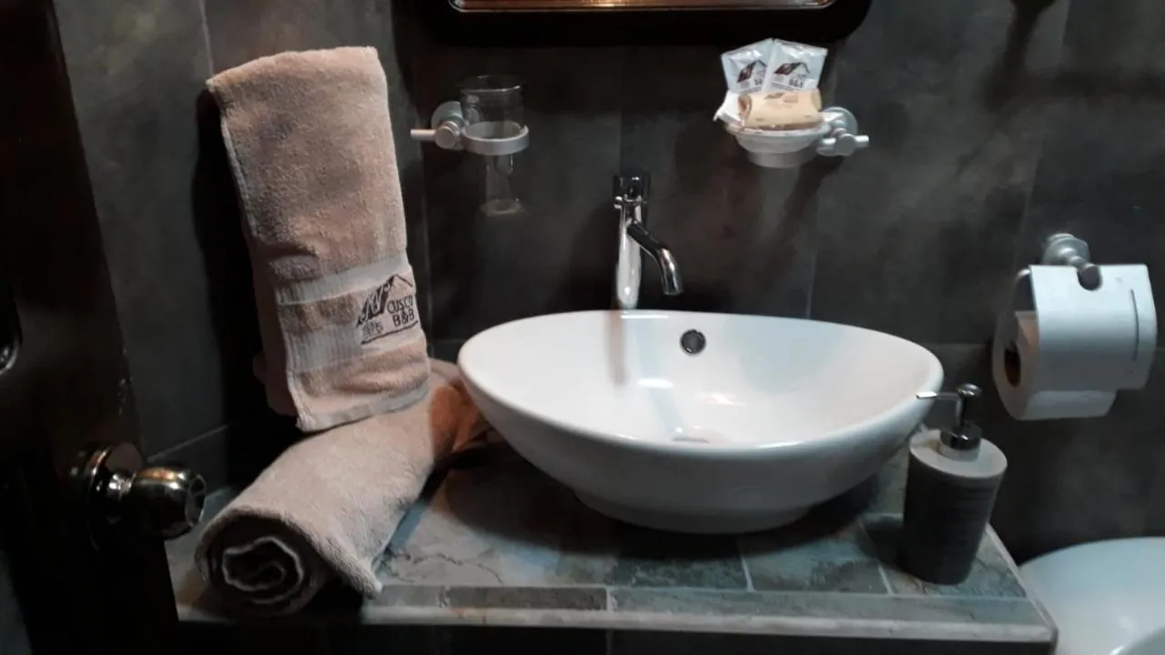 Bathroom in Cusco Bed and Breakfast