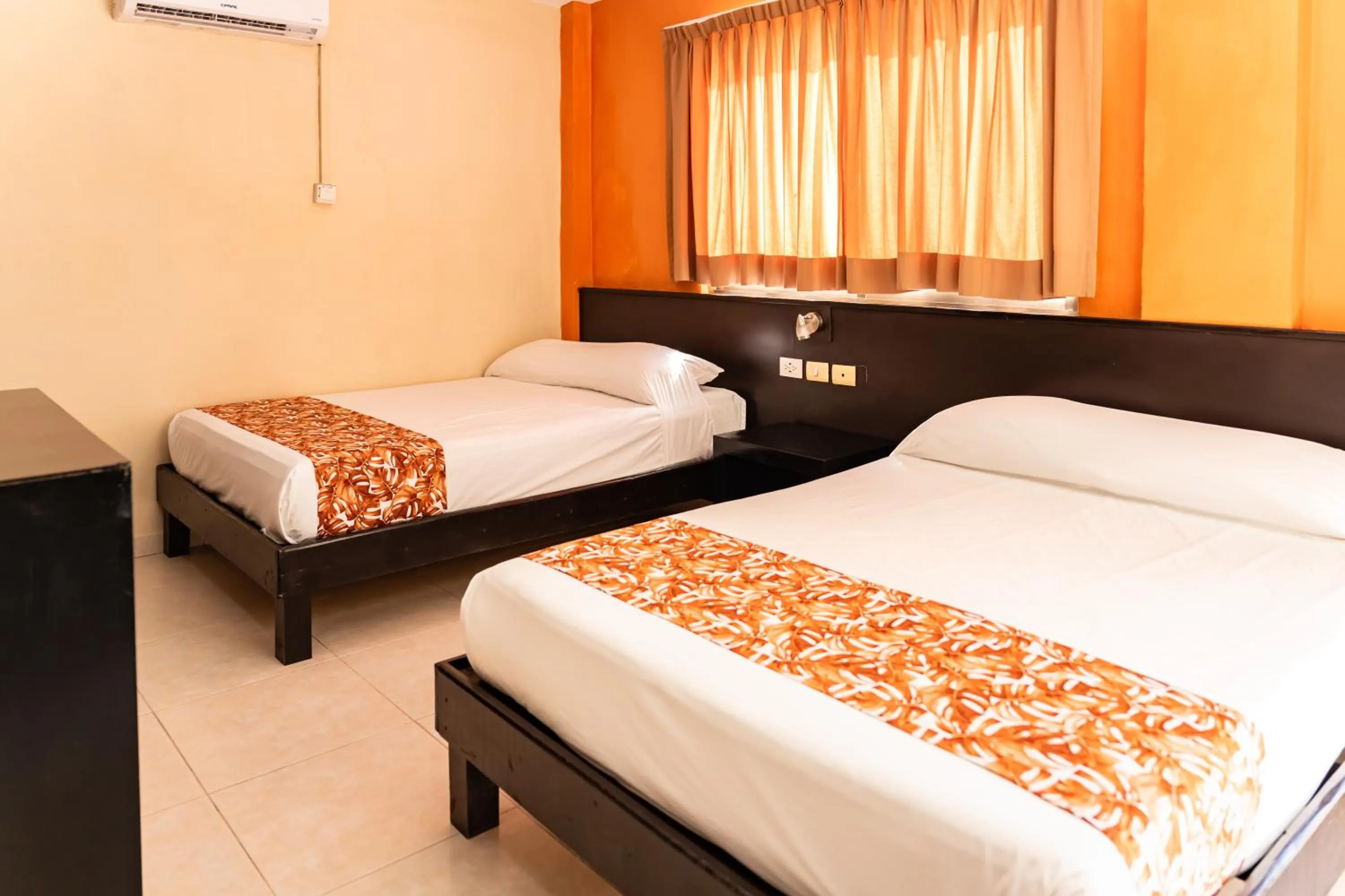 Bedroom, Bed in Hotel & Suites Domani